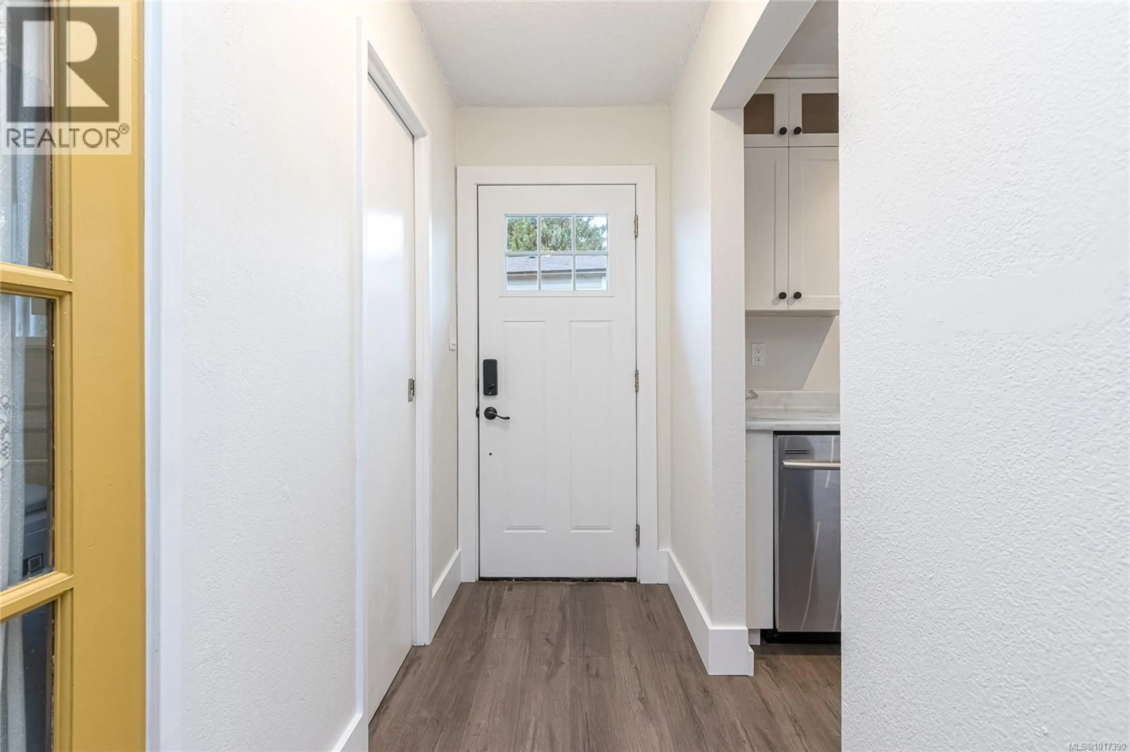 Indoor entryway for 9 - 7675 EAST SAANICH ROAD, Central Saanich British Columbia V8M1L9