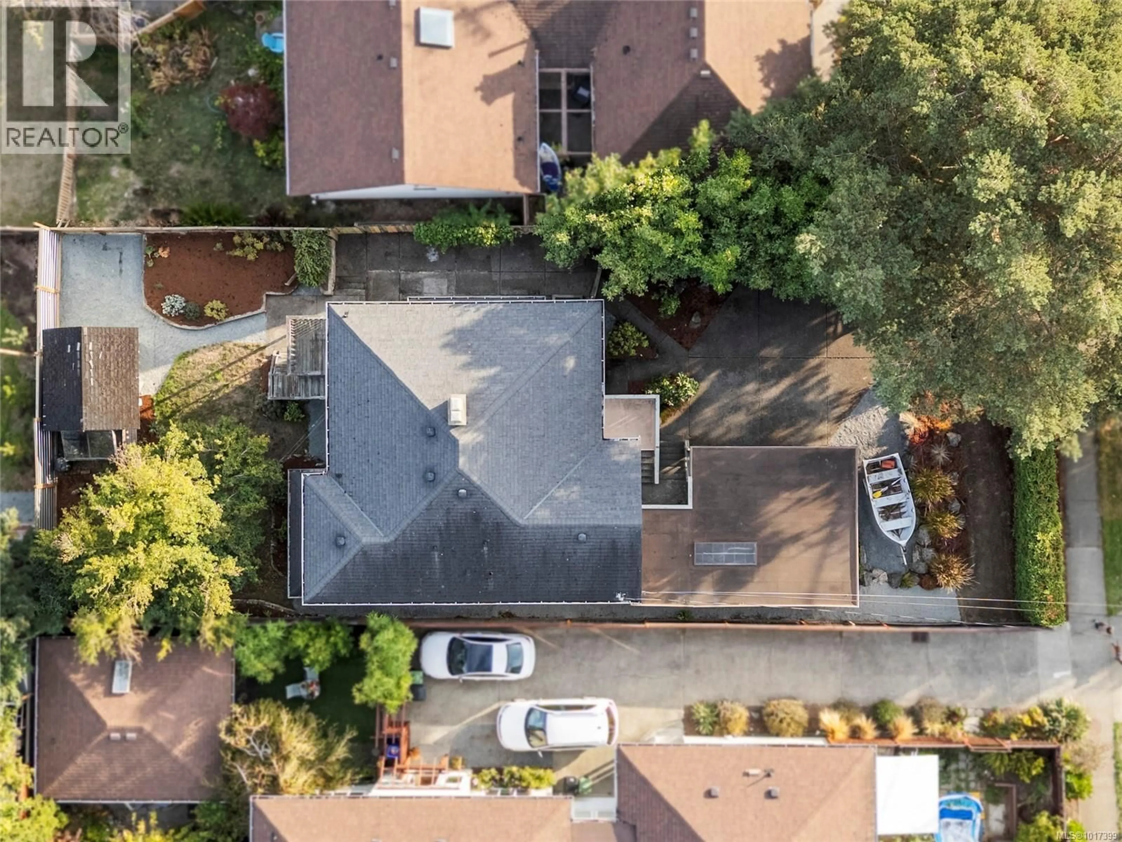 A pic from outside/outdoor area/front of a property/back of a property/a pic from drone, street for 2571 EMPIRE STREET, Victoria British Columbia V8T3M5