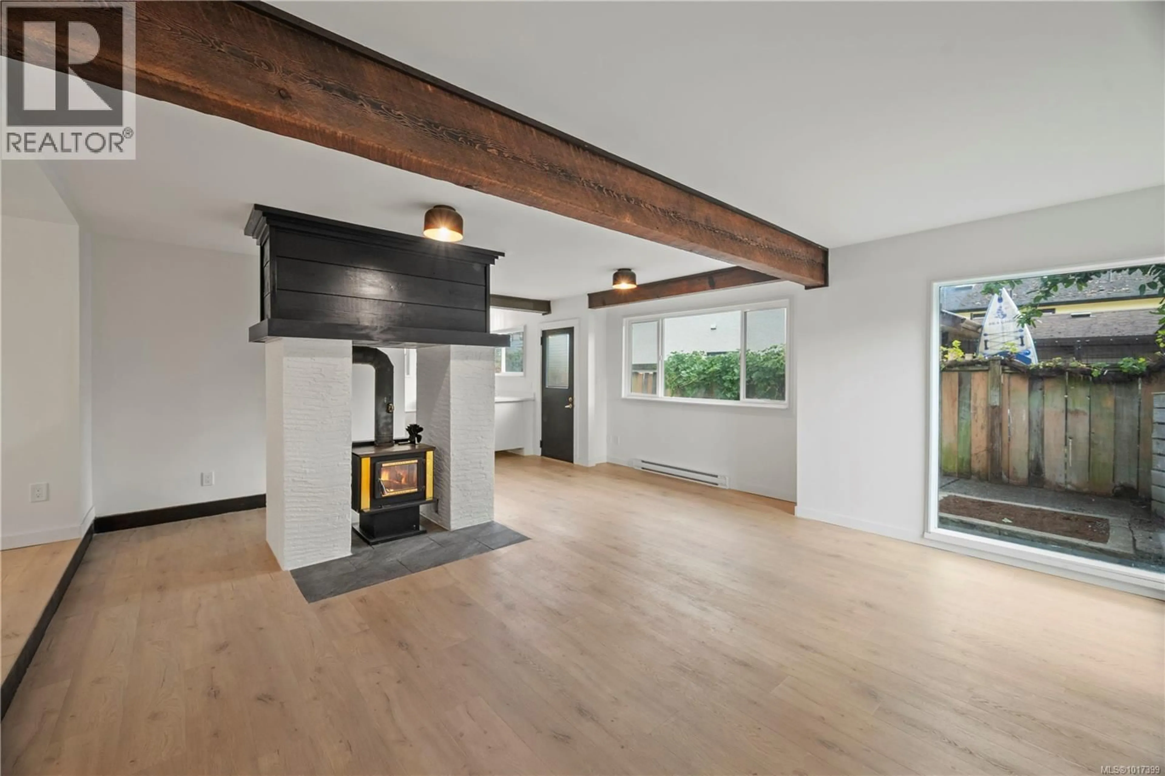 Unknown for 2571 EMPIRE STREET, Victoria British Columbia V8T3M5