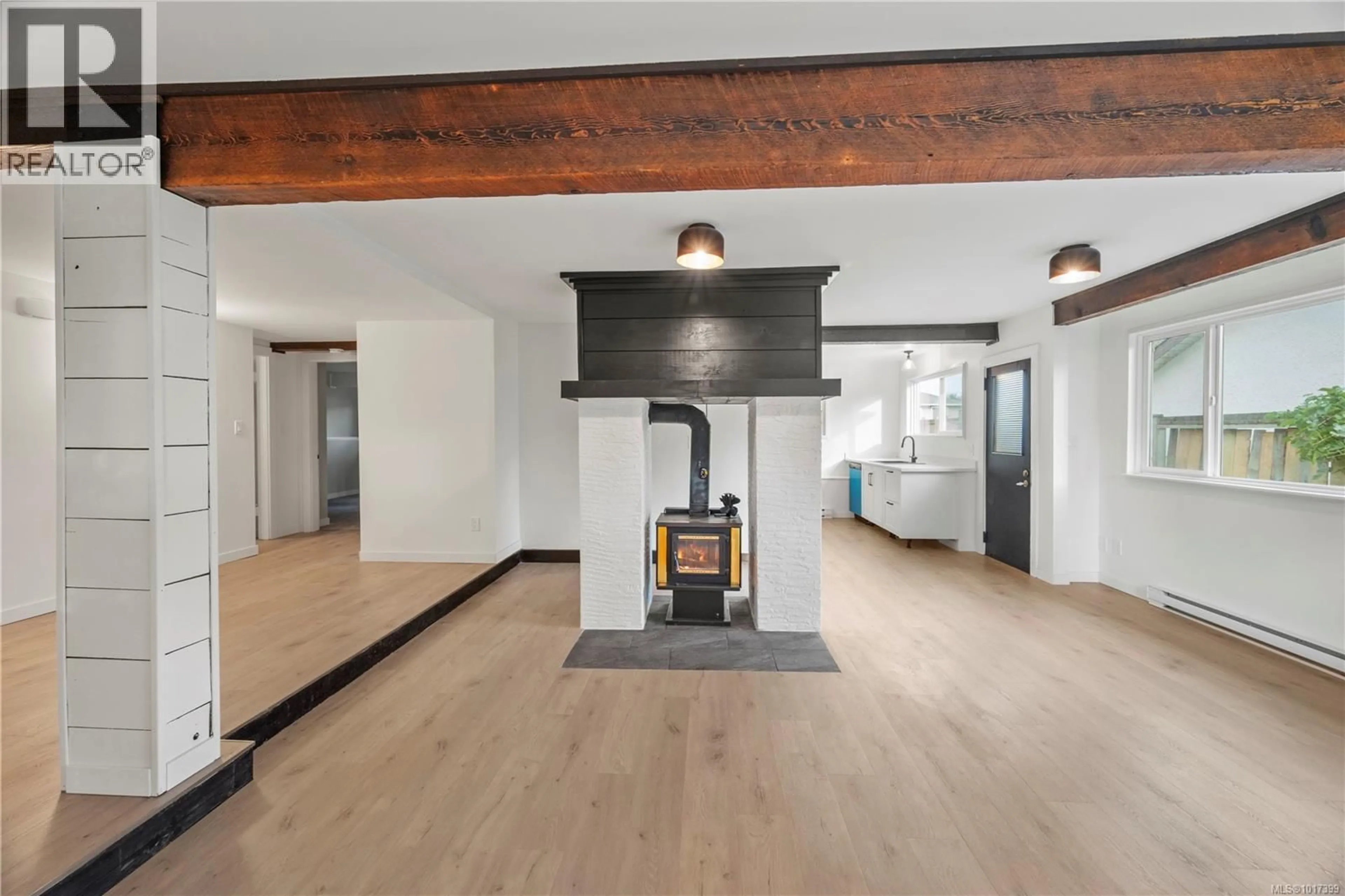 Unknown for 2571 EMPIRE STREET, Victoria British Columbia V8T3M5