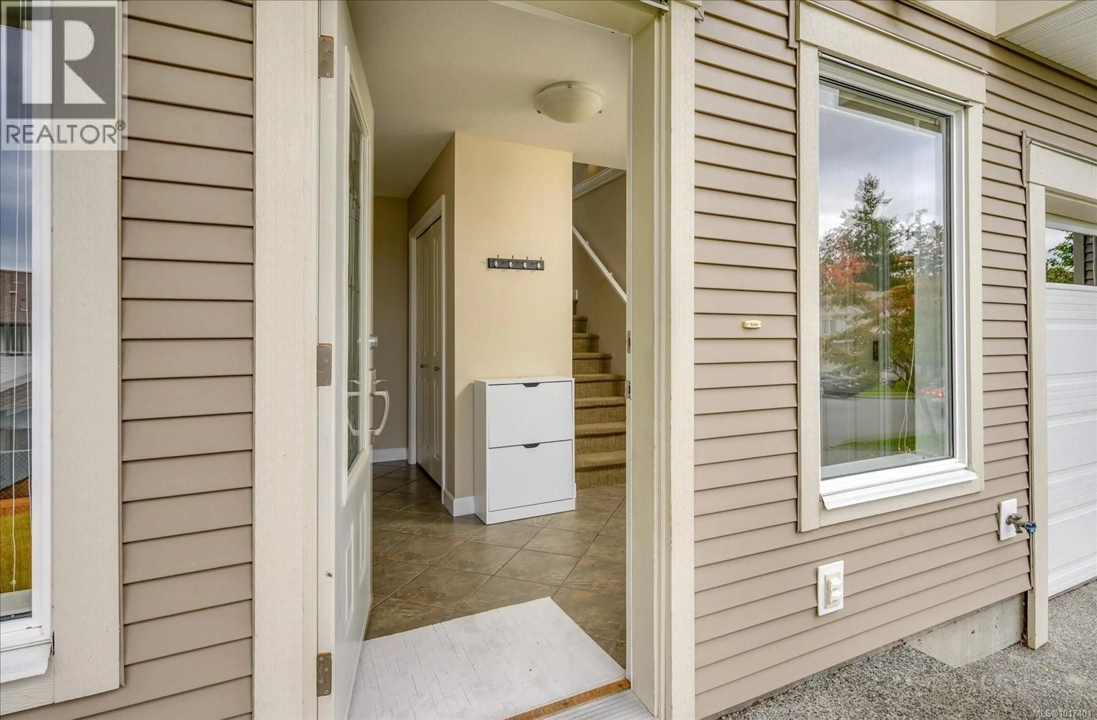 Indoor entryway for 110 - 839 VARSITY WAY, Nanaimo British Columbia V9R0A4
