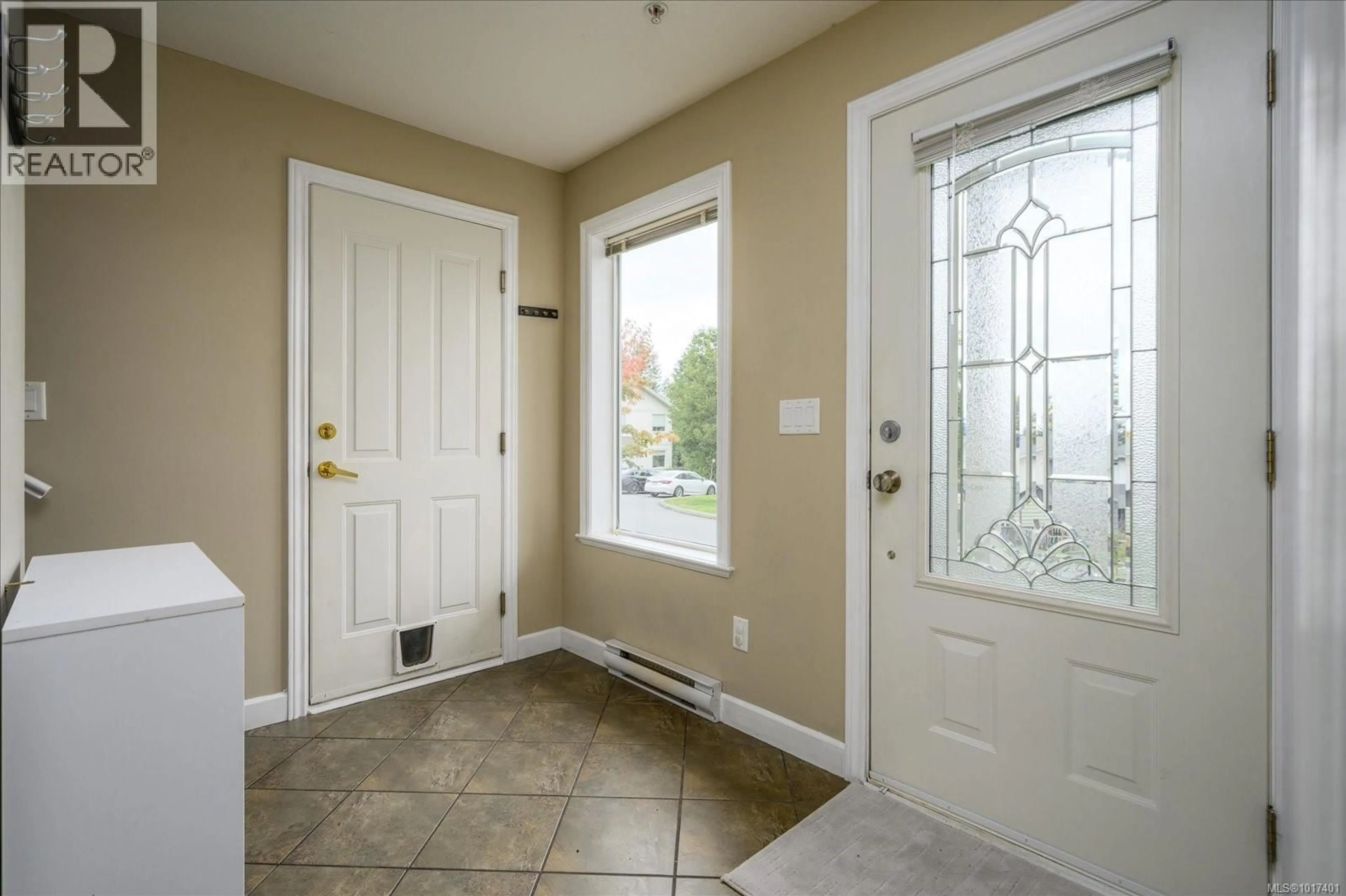 Indoor entryway for 110 - 839 VARSITY WAY, Nanaimo British Columbia V9R0A4