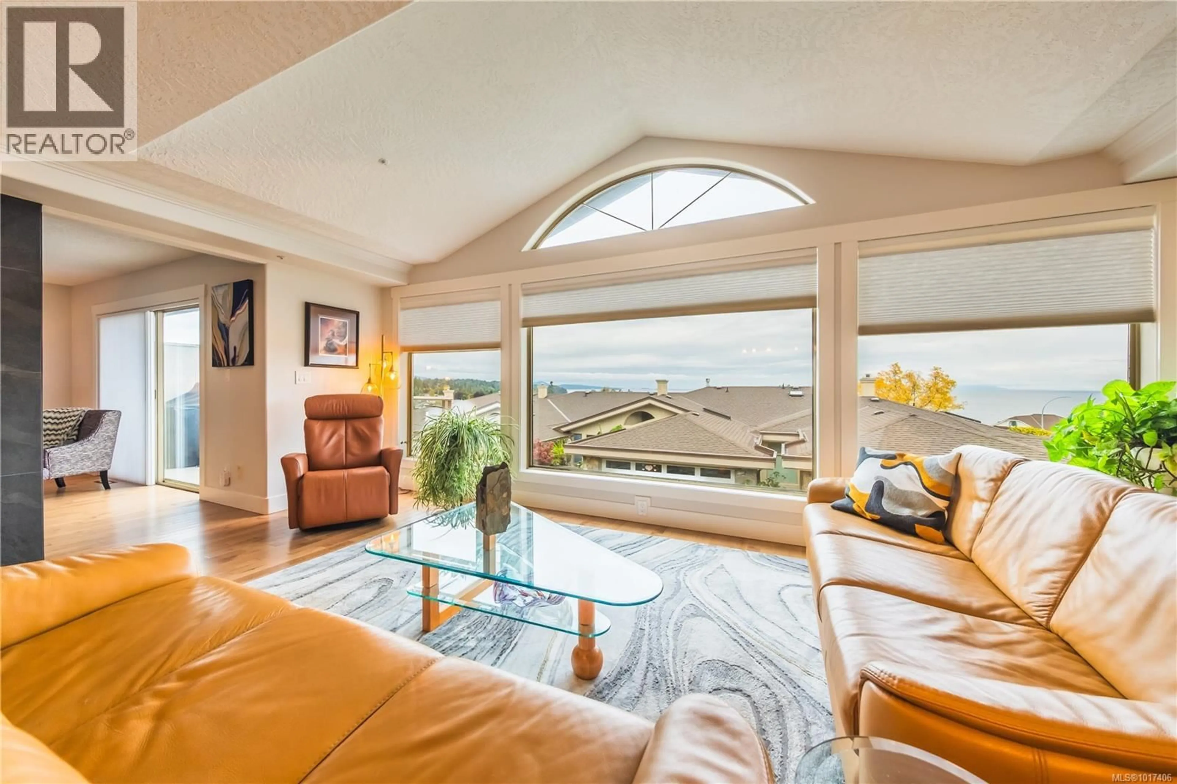 Living room with furniture, ceramic/tile floor for 9 - 4991 BELLA VISTA CRESCENT, Nanaimo British Columbia V9V1M9