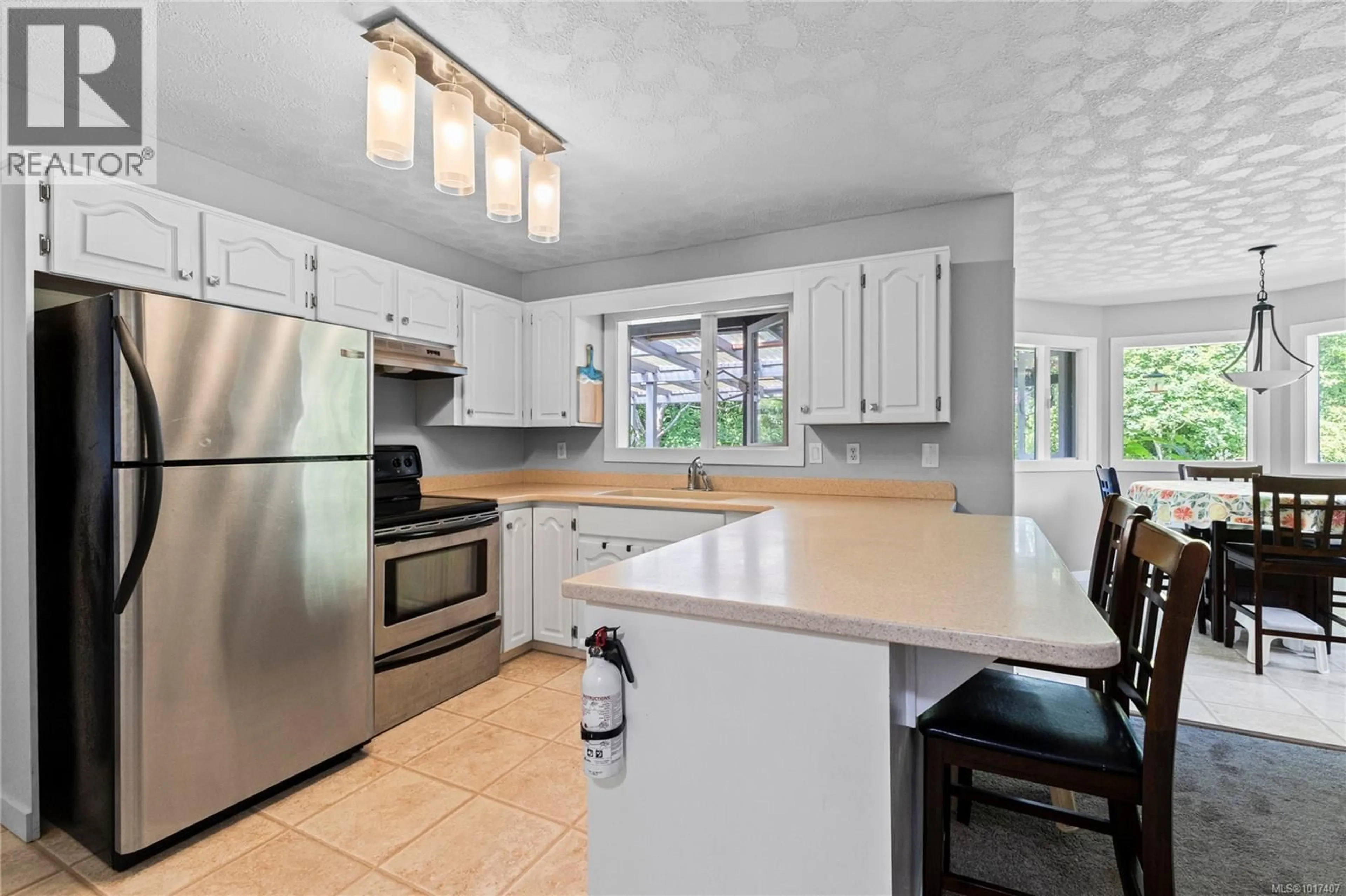 Open concept kitchen, ceramic/tile floor for 1692 MEADOWBROOK DRIVE, Campbell River British Columbia V9W7E7