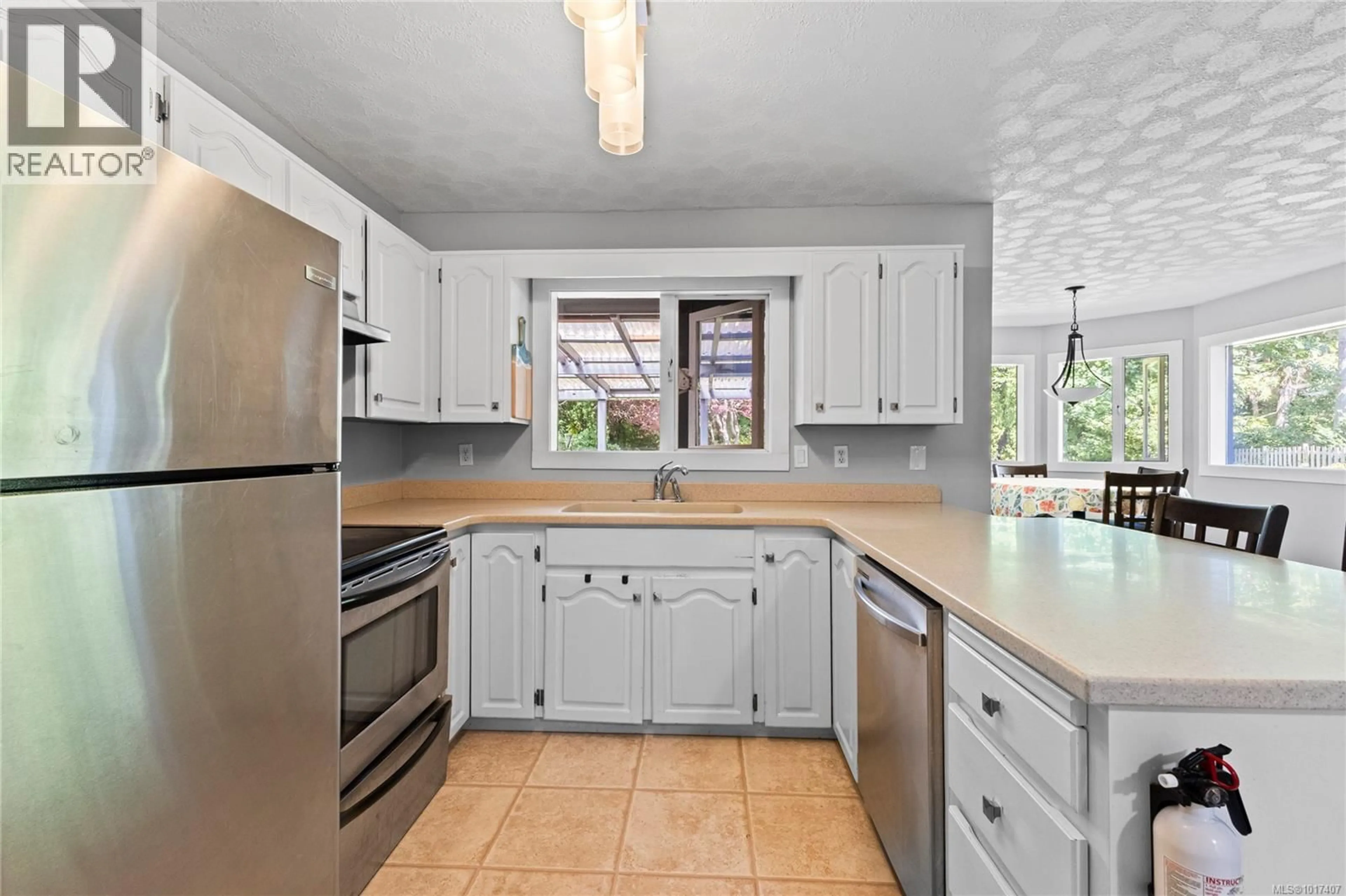 Standard kitchen, ceramic/tile floor for 1692 MEADOWBROOK DRIVE, Campbell River British Columbia V9W7E7