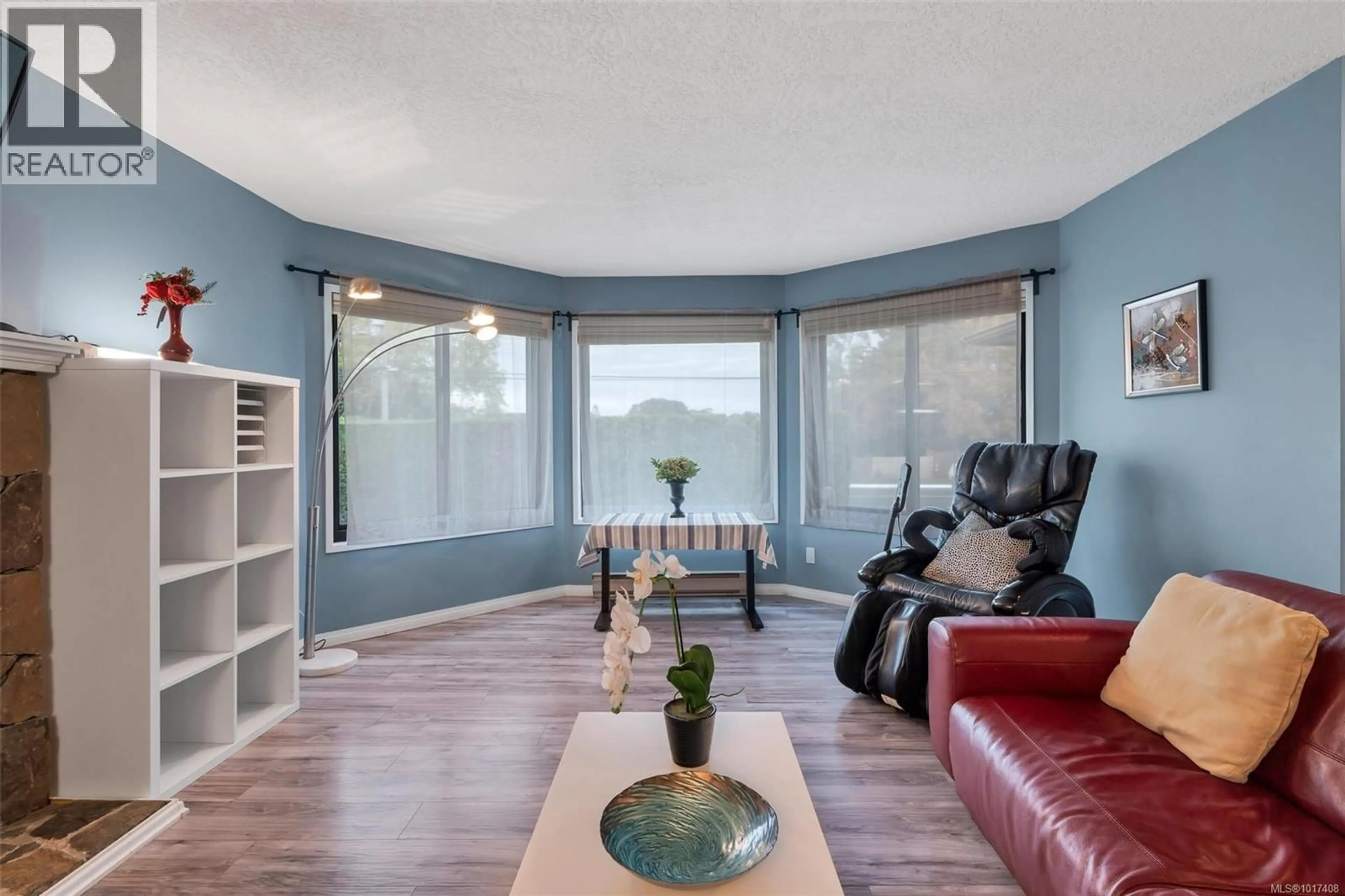 Living room with furniture, wood/laminate floor for 4249 QUADRA STREET, Saanich British Columbia V8X1L5