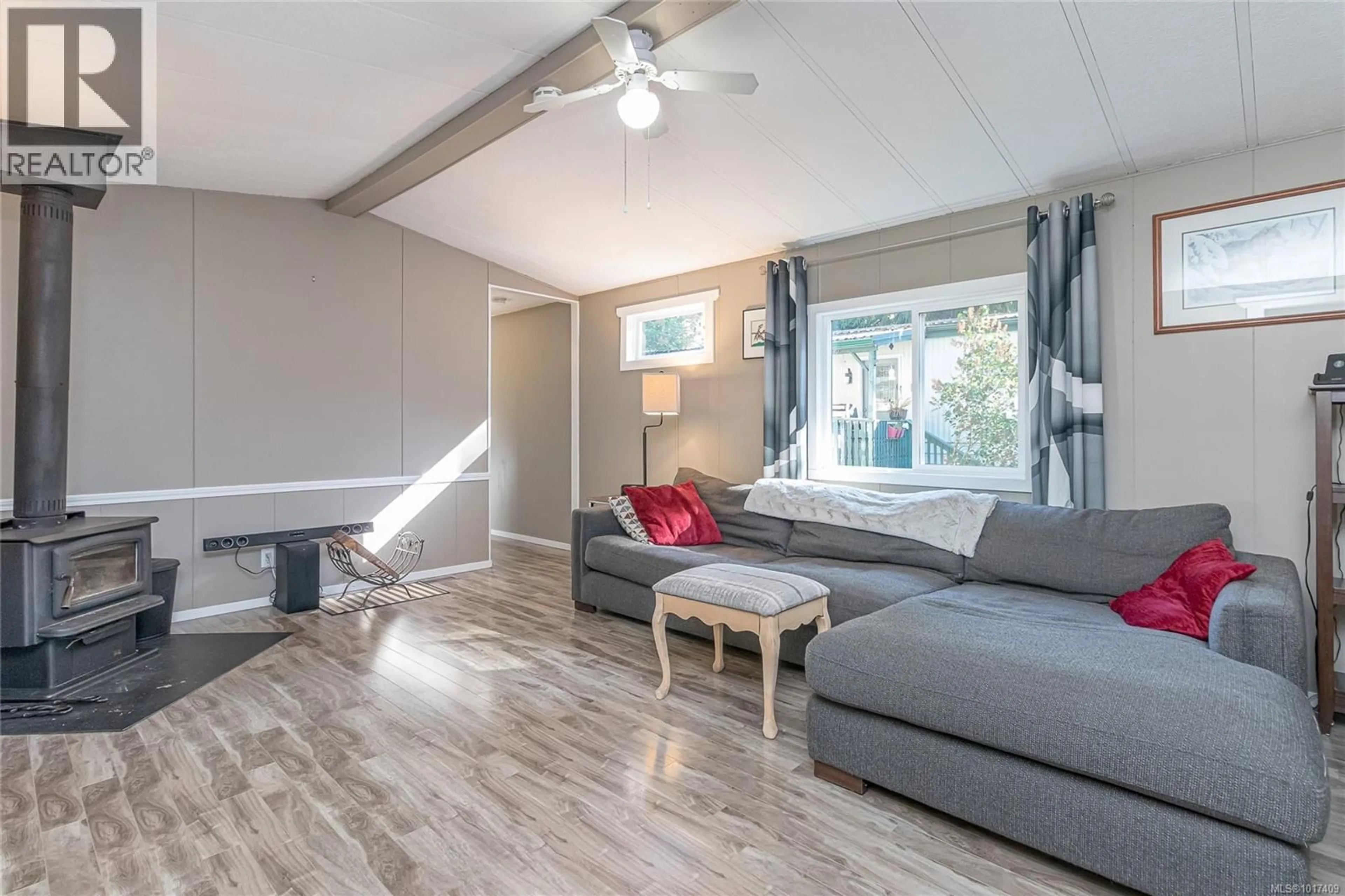 Living room with furniture, wood/laminate floor for 73 - 25 MAKI ROAD, Nanaimo British Columbia V9R6N3