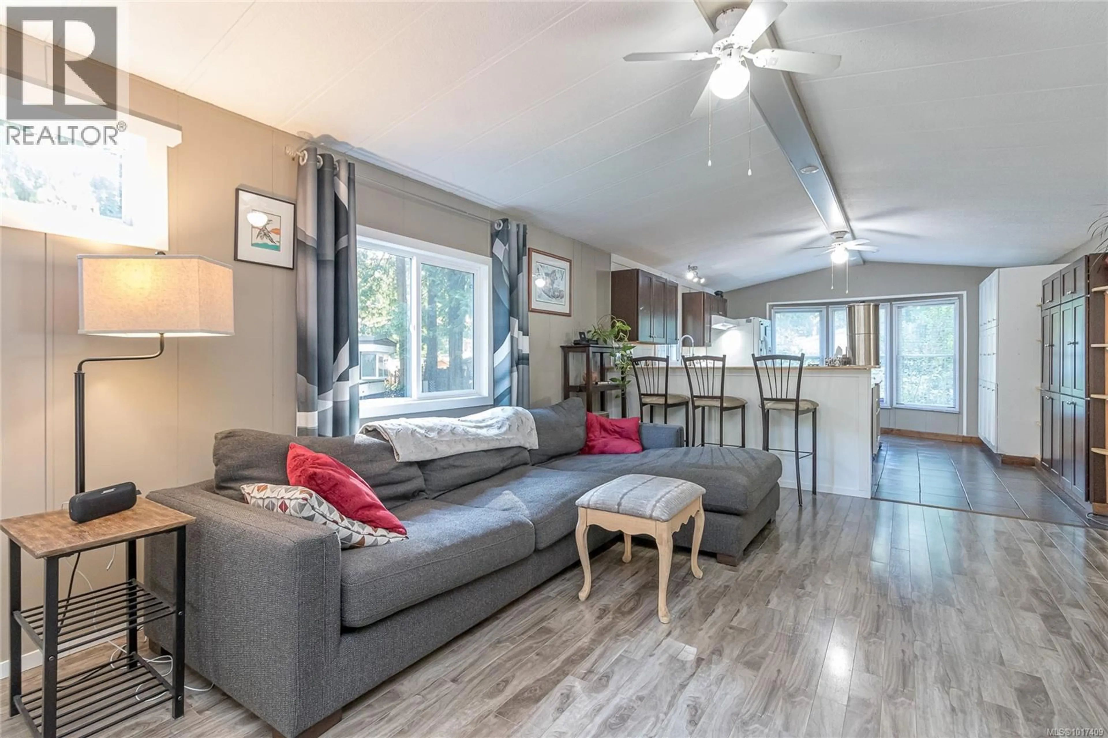 Living room with furniture, wood/laminate floor for 73 - 25 MAKI ROAD, Nanaimo British Columbia V9R6N3