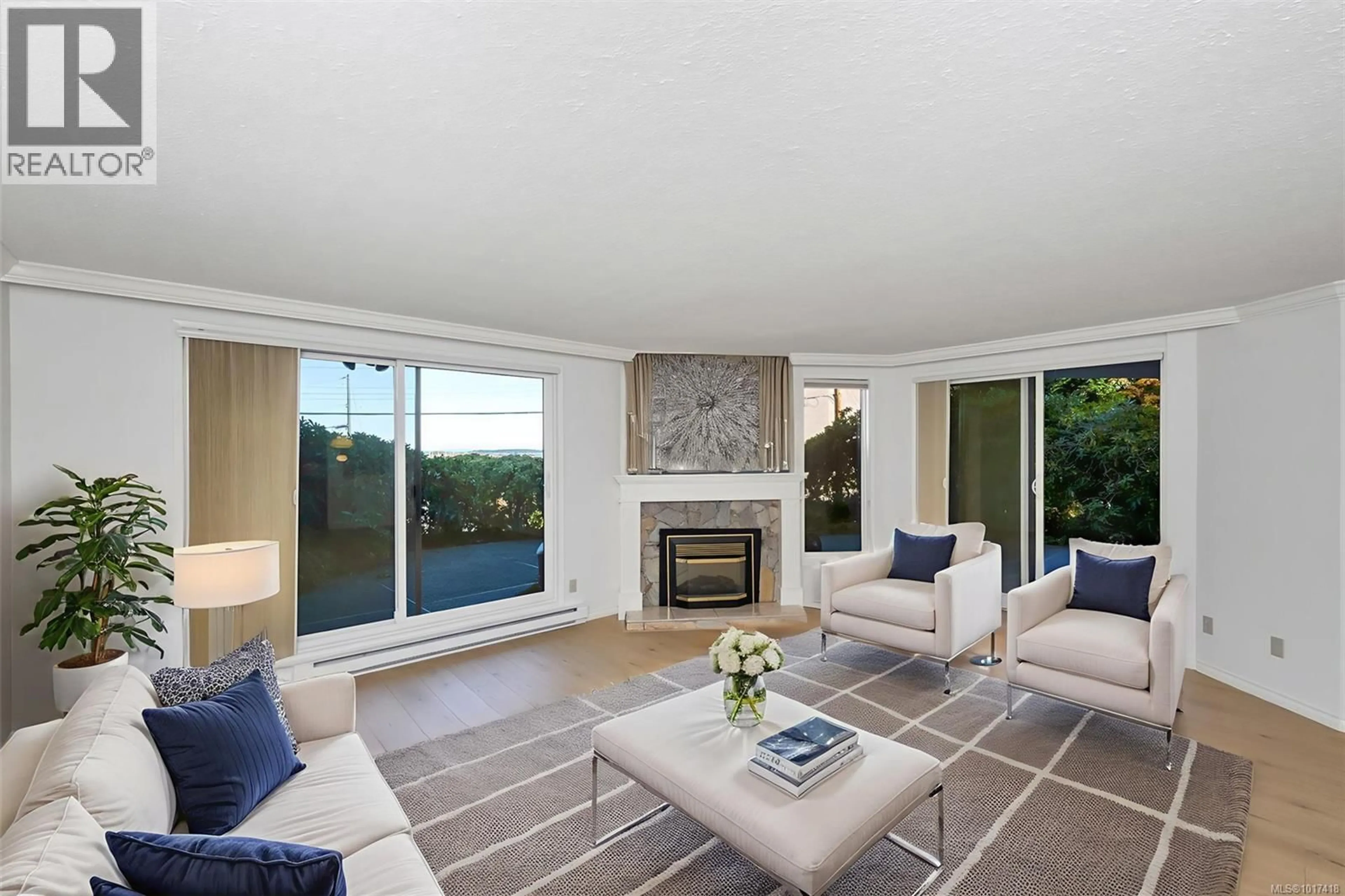 Living room with furniture, unknown for 103 - 1375 NEWPORT AVENUE, Oak Bay British Columbia V8S5E8