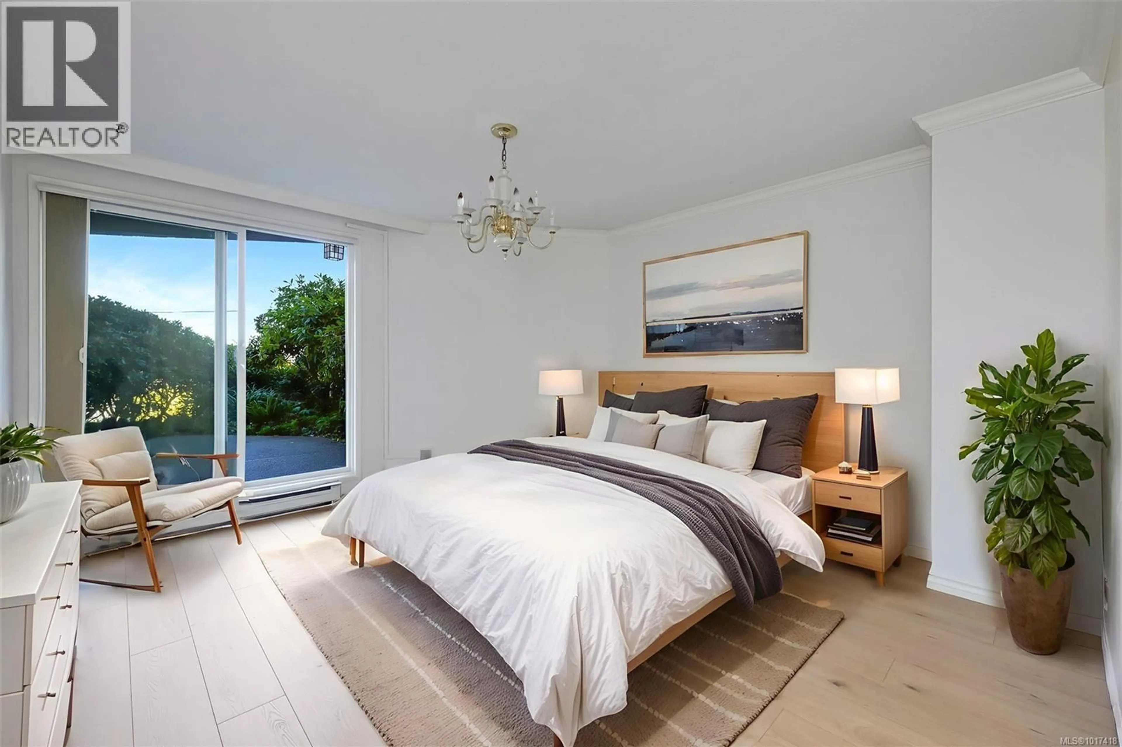 Bedroom with bed, wood/laminate floor for 103 - 1375 NEWPORT AVENUE, Oak Bay British Columbia V8S5E8