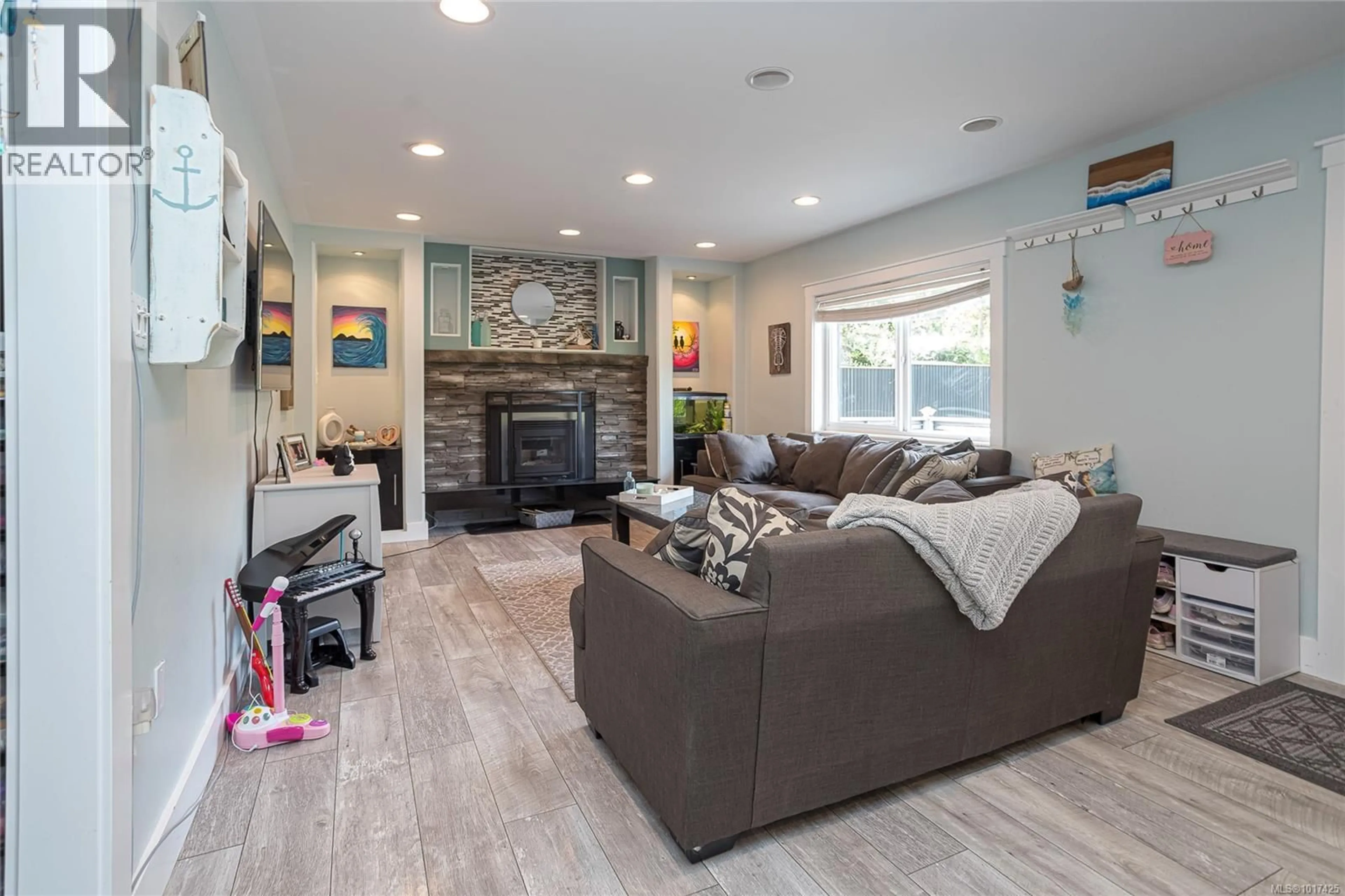 Living room with furniture, wood/laminate floor for 3464 GLENORA ROAD, Duncan British Columbia V9L6S2