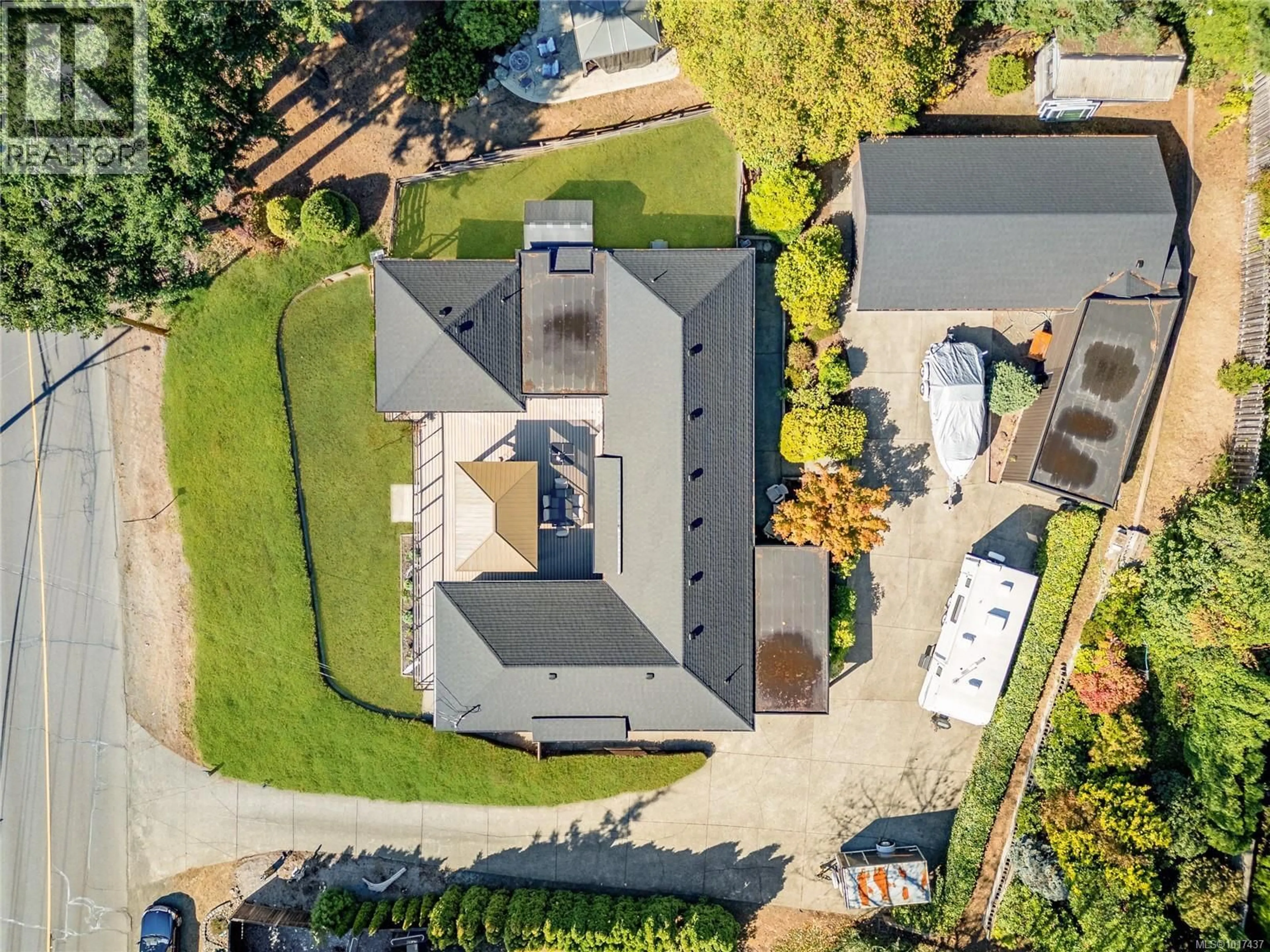 A pic from outside/outdoor area/front of a property/back of a property/a pic from drone, street for 1100 BACK ROAD, Courtenay British Columbia V9N8M7