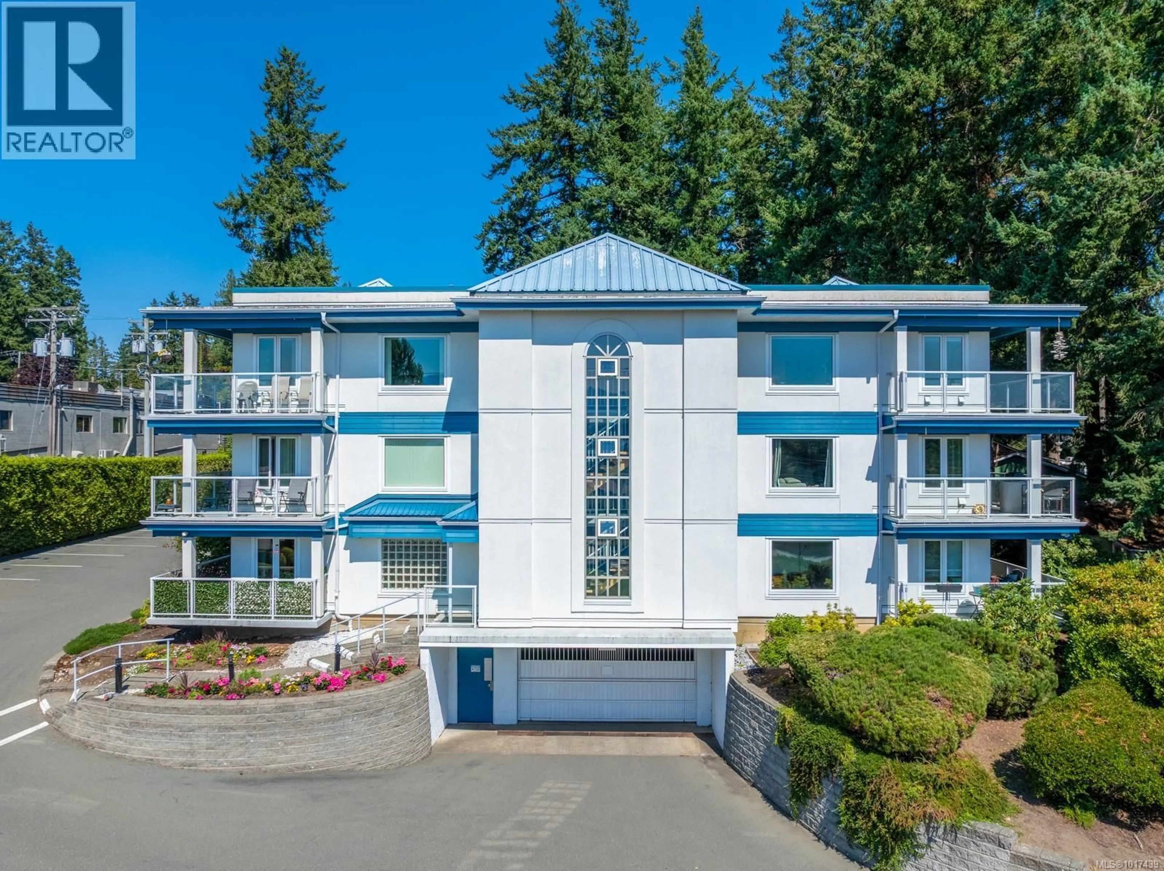 A pic from outside/outdoor area/front of a property/back of a property/a pic from drone, building for 206 - 1970 COMOX AVENUE, Comox British Columbia V9M3M7
