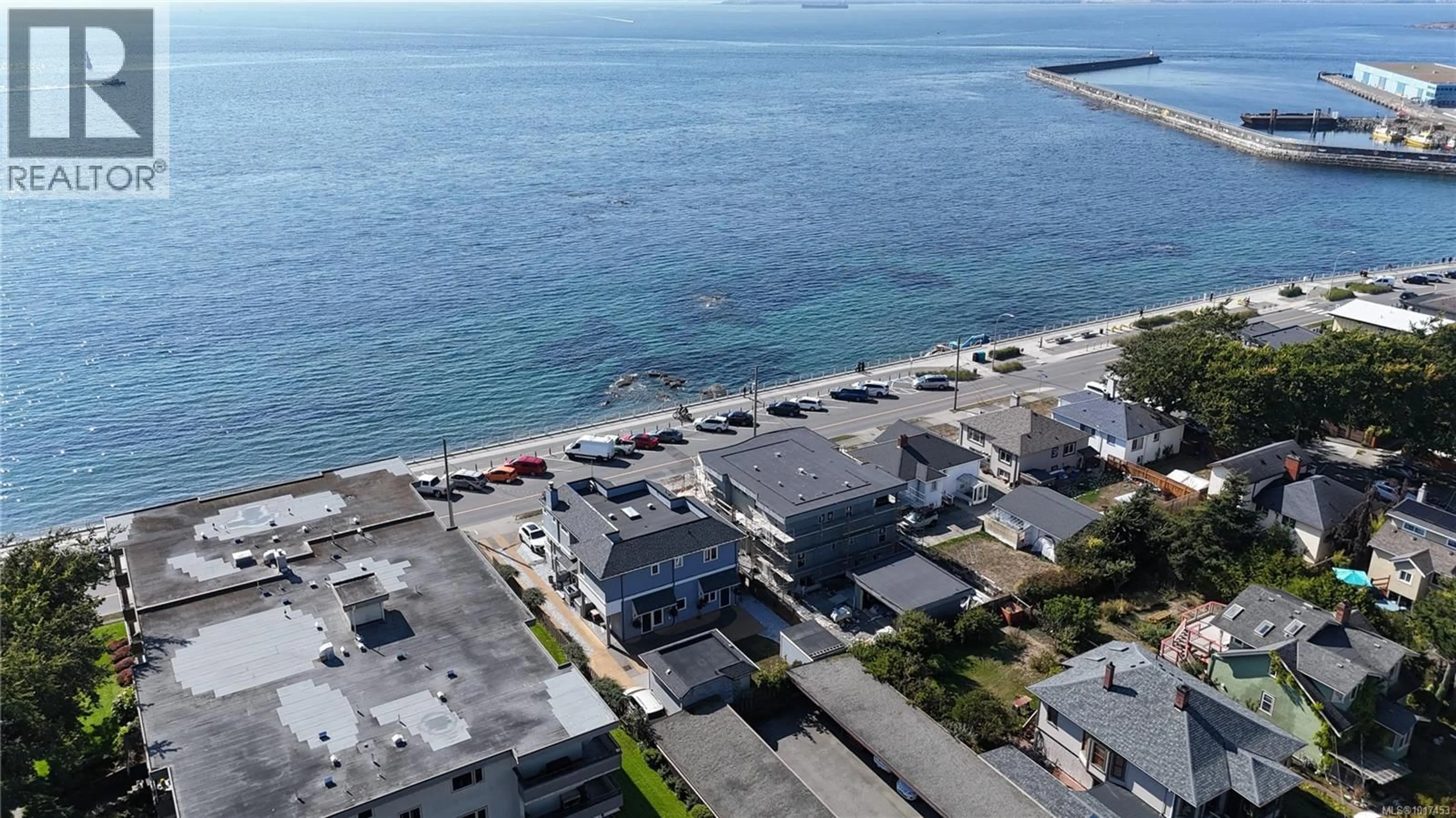 A pic from outside/outdoor area/front of a property/back of a property/a pic from drone, street for 2 - 338 DALLAS ROAD, Victoria British Columbia V8V1A8