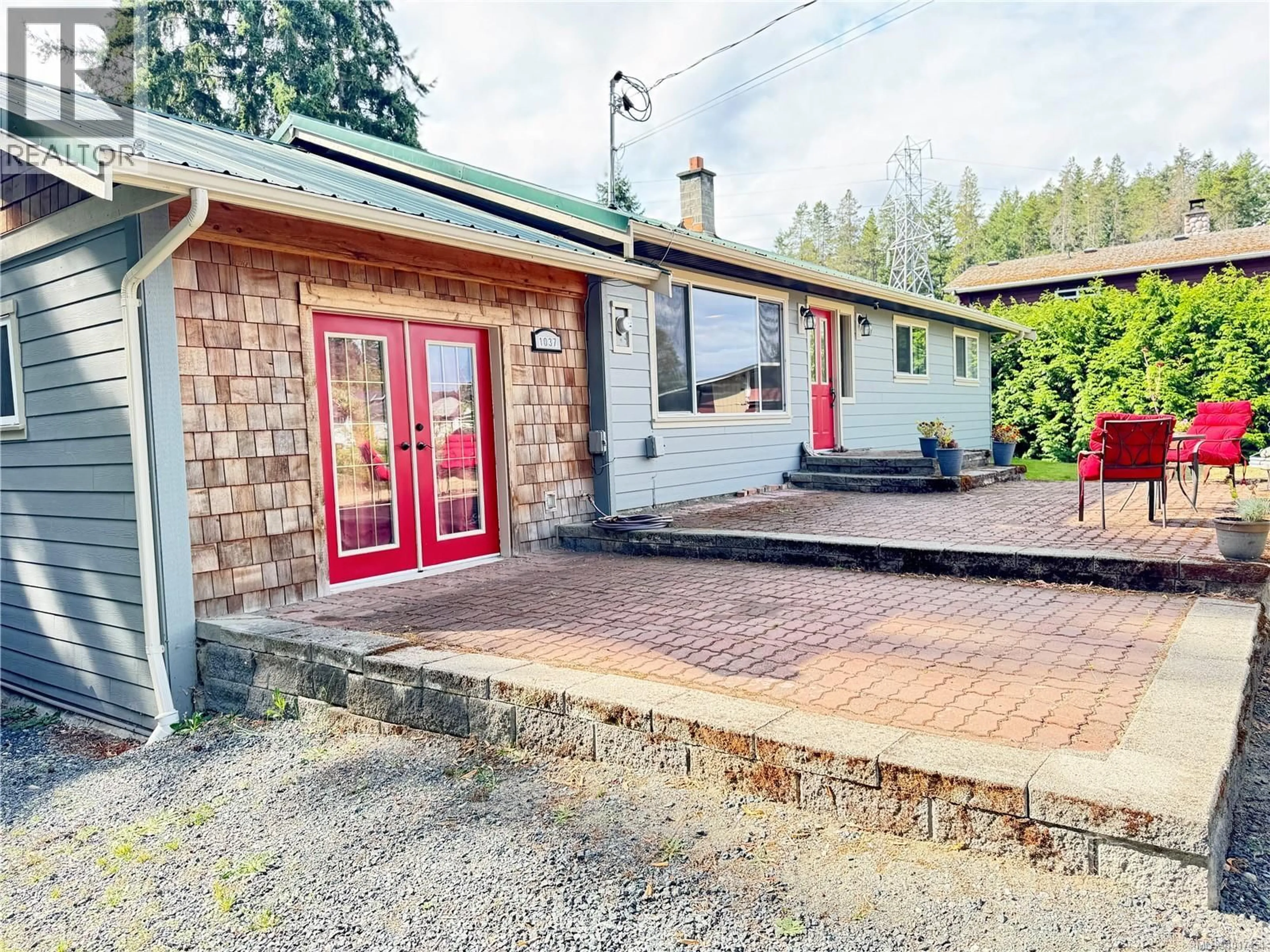 A pic from outside/outdoor area/front of a property/back of a property/a pic from drone, street for 1037 TRANFIELD ROAD, Errington British Columbia V9P2T3