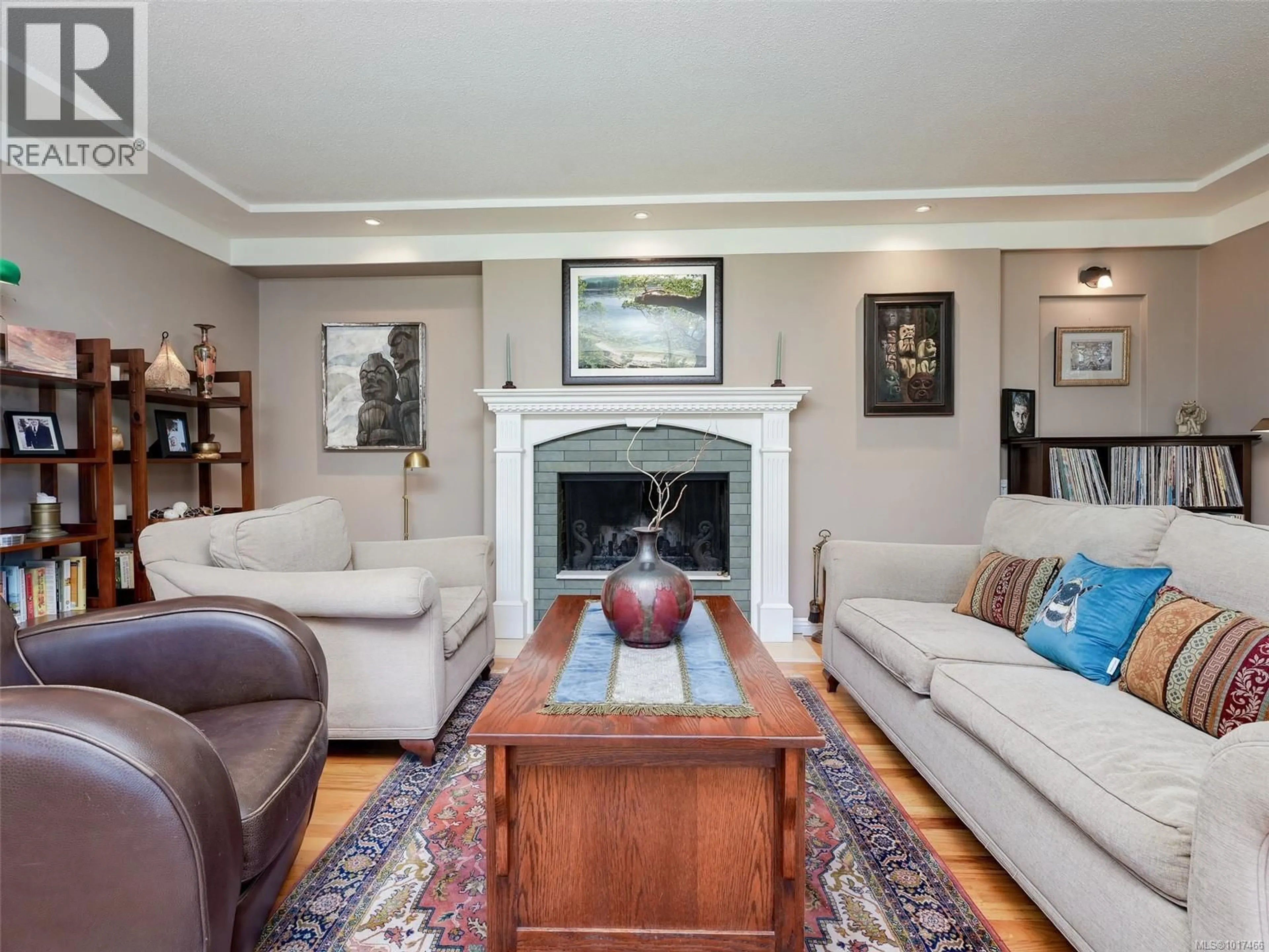 Living room with furniture, unknown for 3381 WOODBURN AVENUE, Oak Bay British Columbia V8P5B8