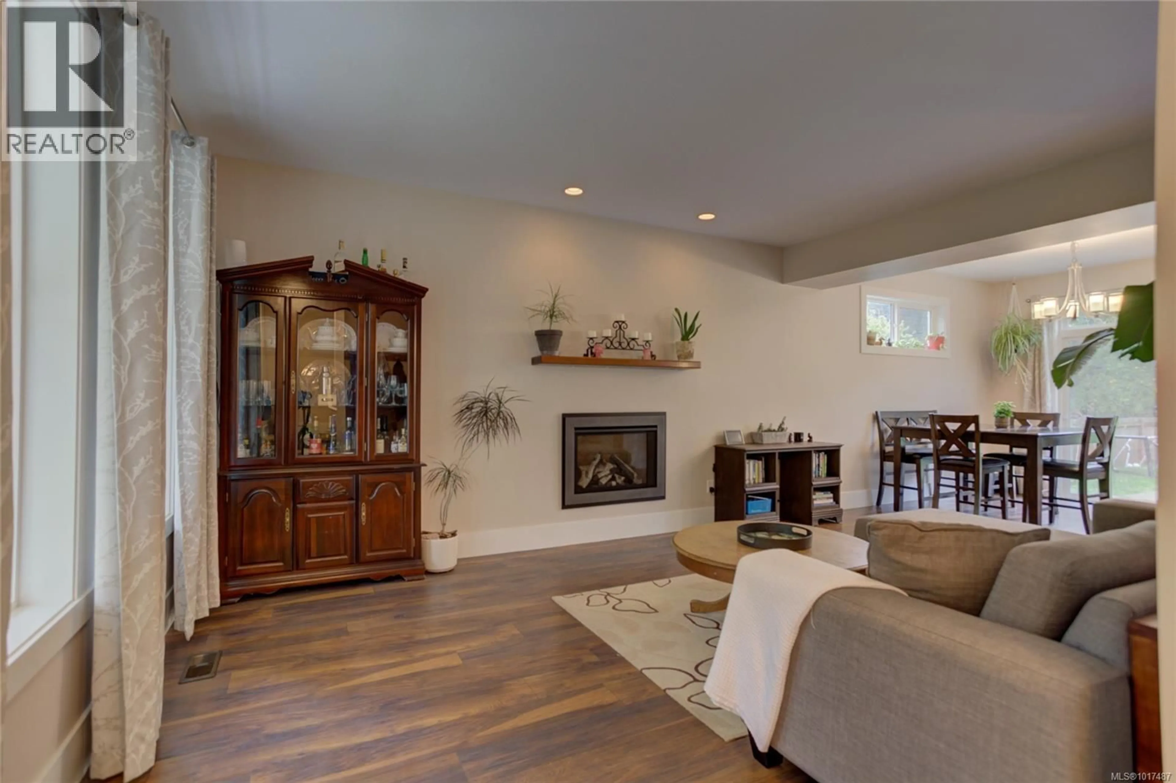 Living room with furniture, wood/laminate floor for 2 - 6740 CONSIDINE AVENUE, Duncan British Columbia V9L5X2