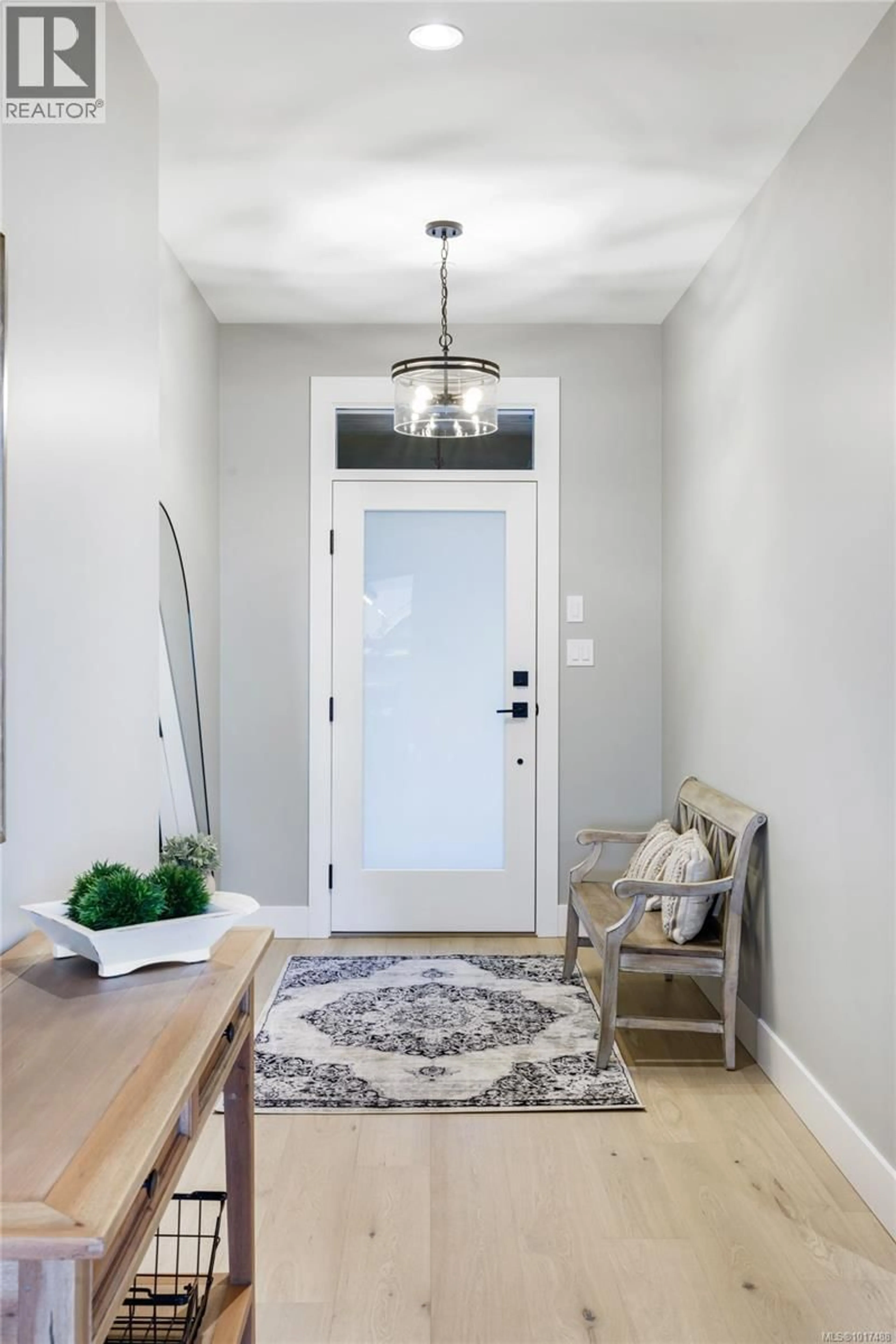 Indoor entryway for 530 HOLE-IN-ONE DRIVE, Qualicum Beach British Columbia V9P1M5