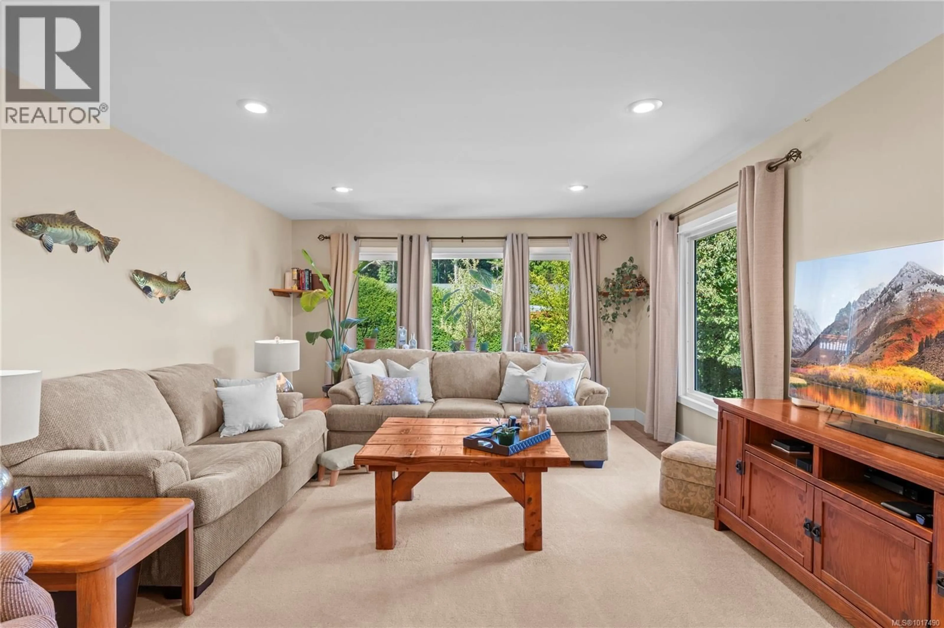 Living room with furniture, unknown for 572 BERWICK ROAD NORTH, Qualicum Beach British Columbia V9K1L1