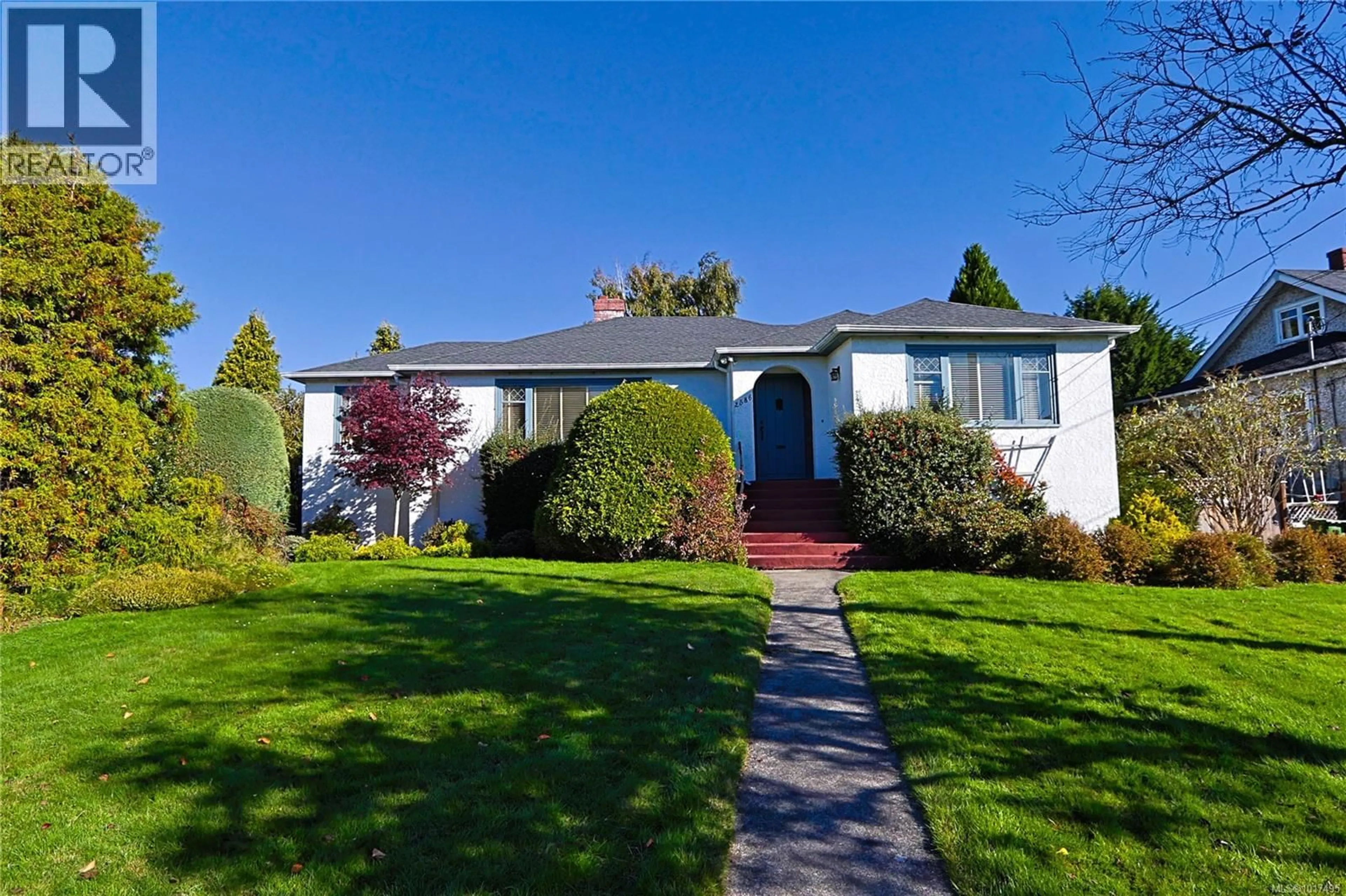 Home with vinyl exterior material, street for 2586 DALHOUSIE STREET, Oak Bay British Columbia V8R2H9