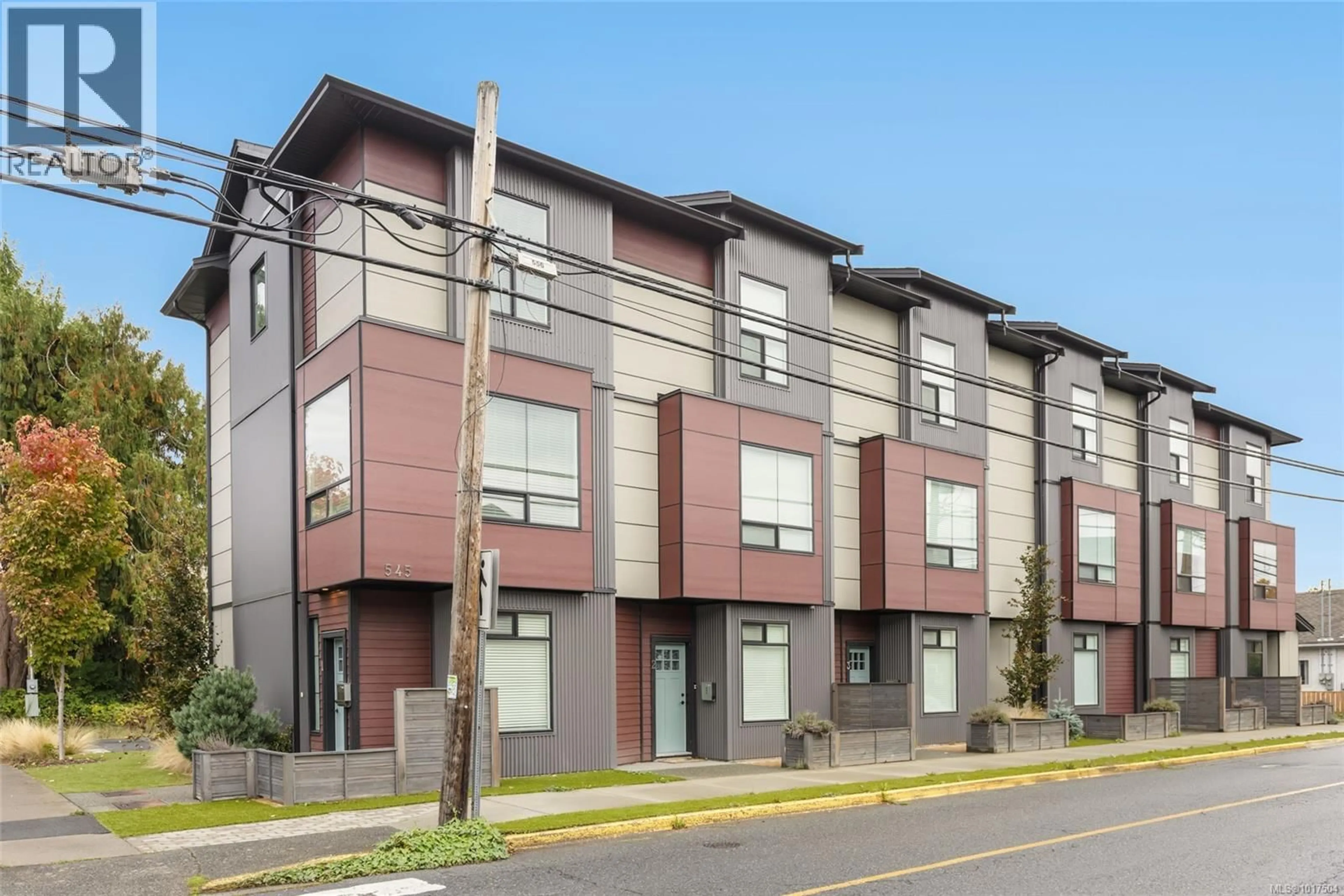 Home with vinyl exterior material, street for 1 - 545 JUBILEE STREET, Duncan British Columbia V9L1X3