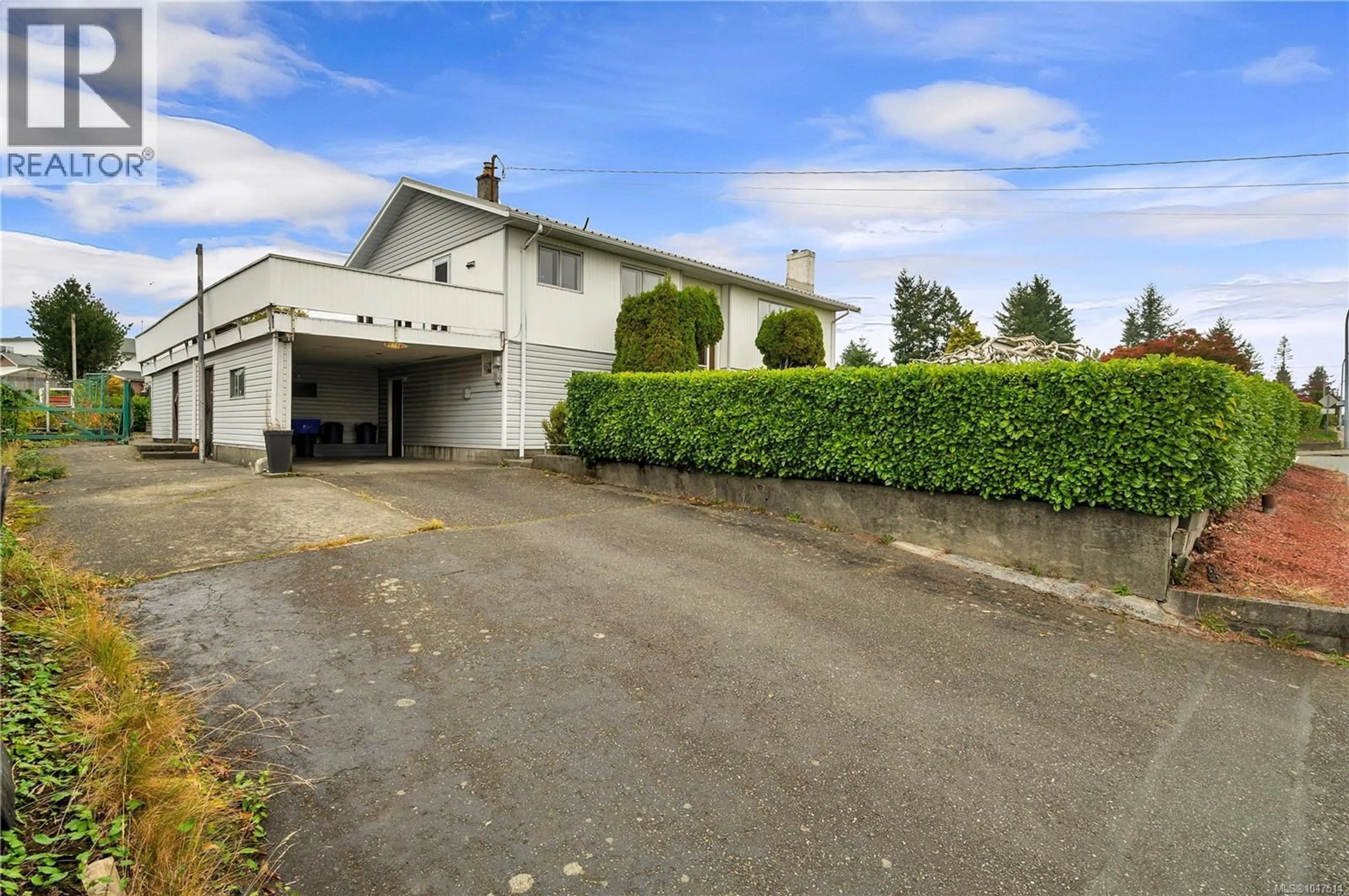 A pic from outside/outdoor area/front of a property/back of a property/a pic from drone, street for 816 ALDER STREET SOUTH, Campbell River British Columbia V9W1Z3