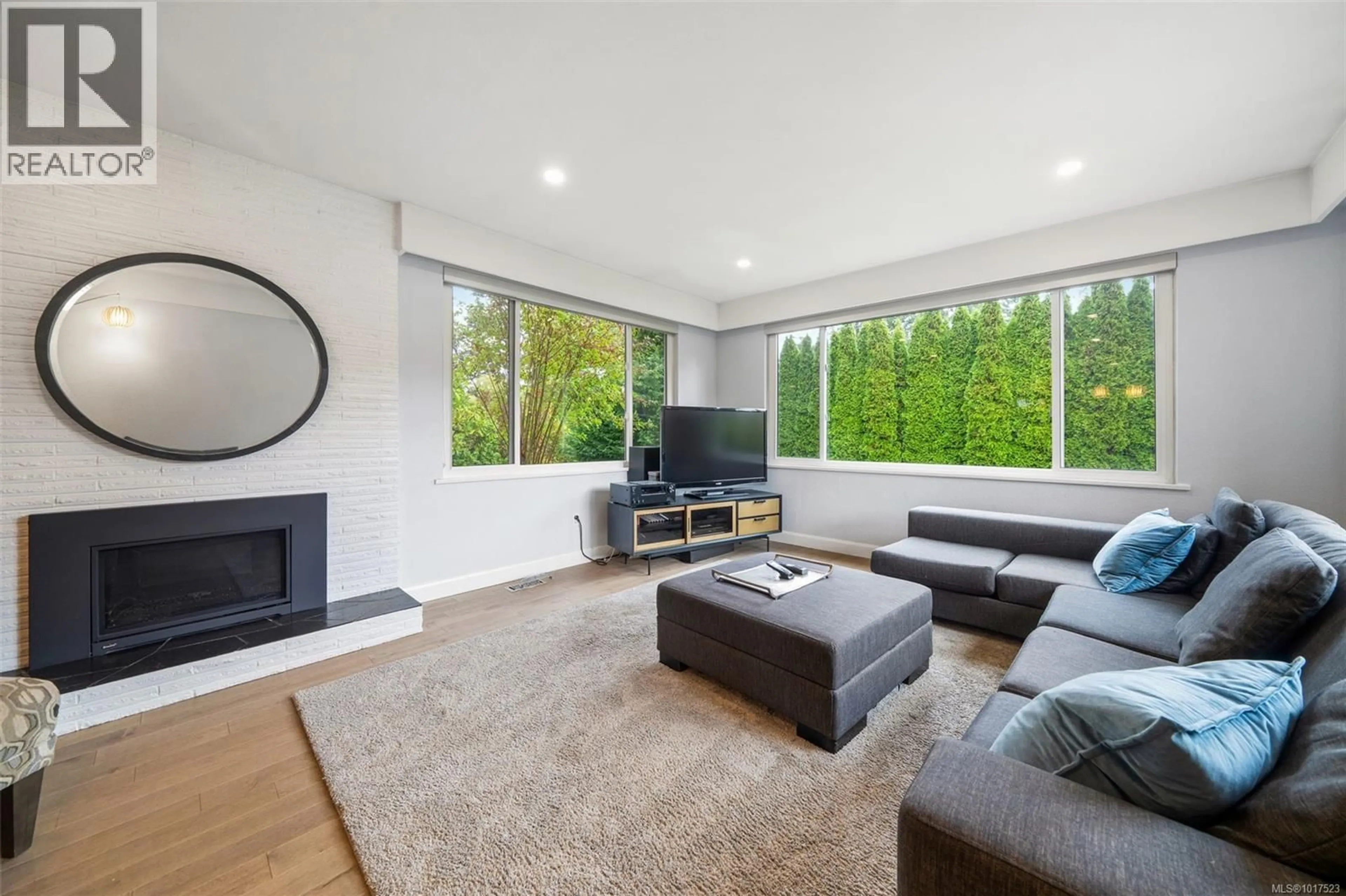 Living room with furniture, unknown for 1296 GARKIL ROAD, Saanich British Columbia V9P2L3