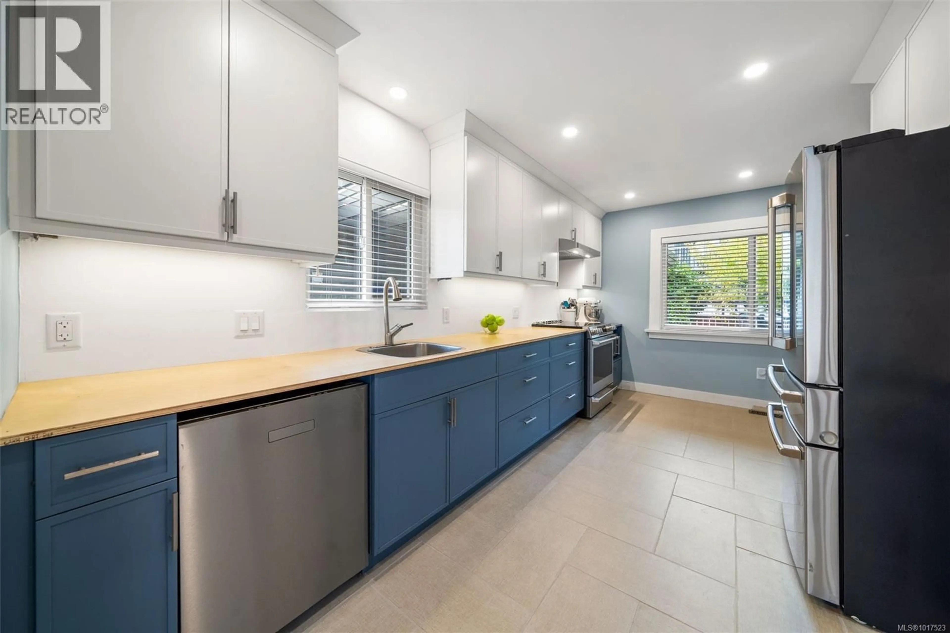 Open concept kitchen, ceramic/tile floor for 1296 GARKIL ROAD, Saanich British Columbia V9P2L3