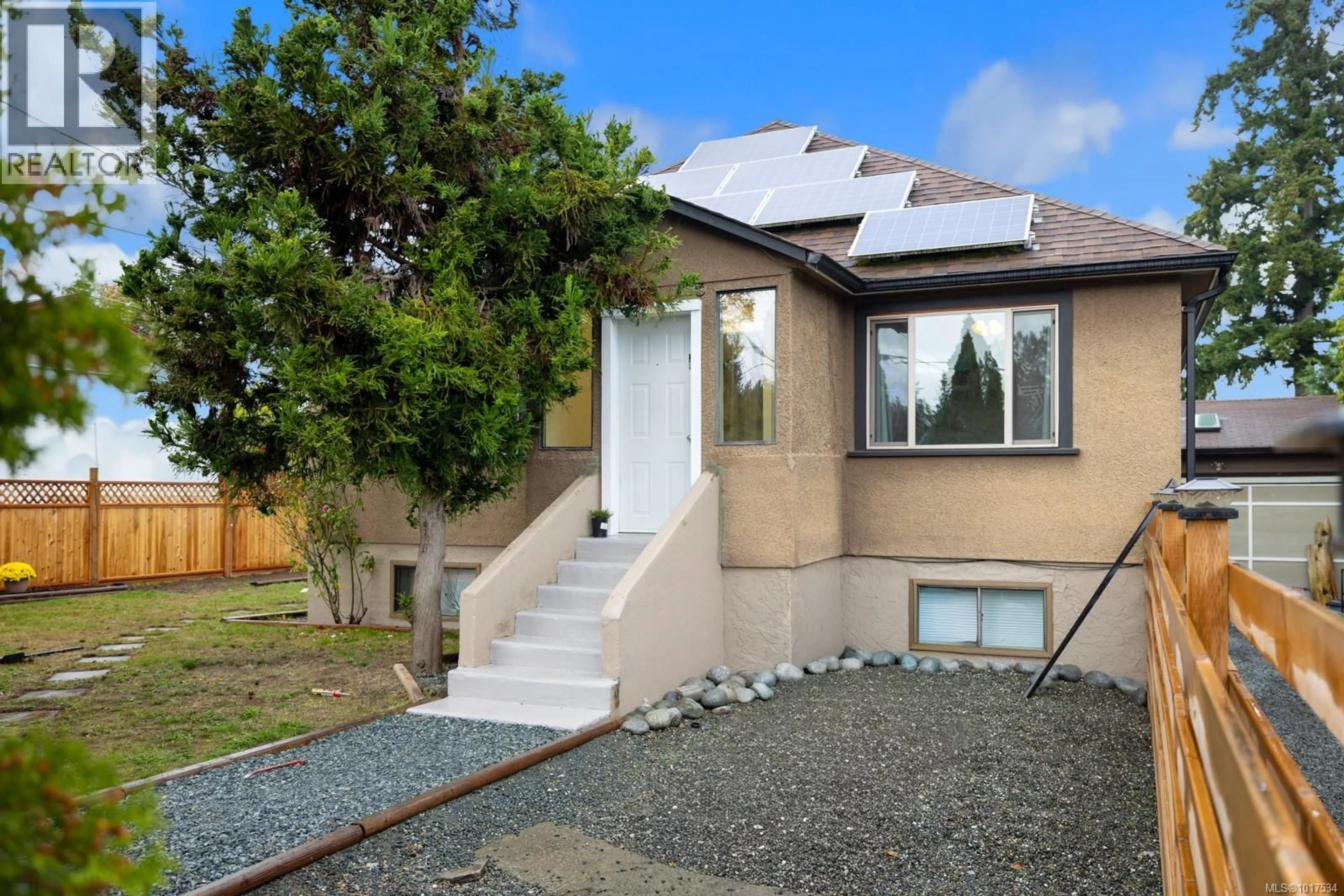 Home with vinyl exterior material, street for 3067 GEORGE STREET, Duncan British Columbia V9L2B1