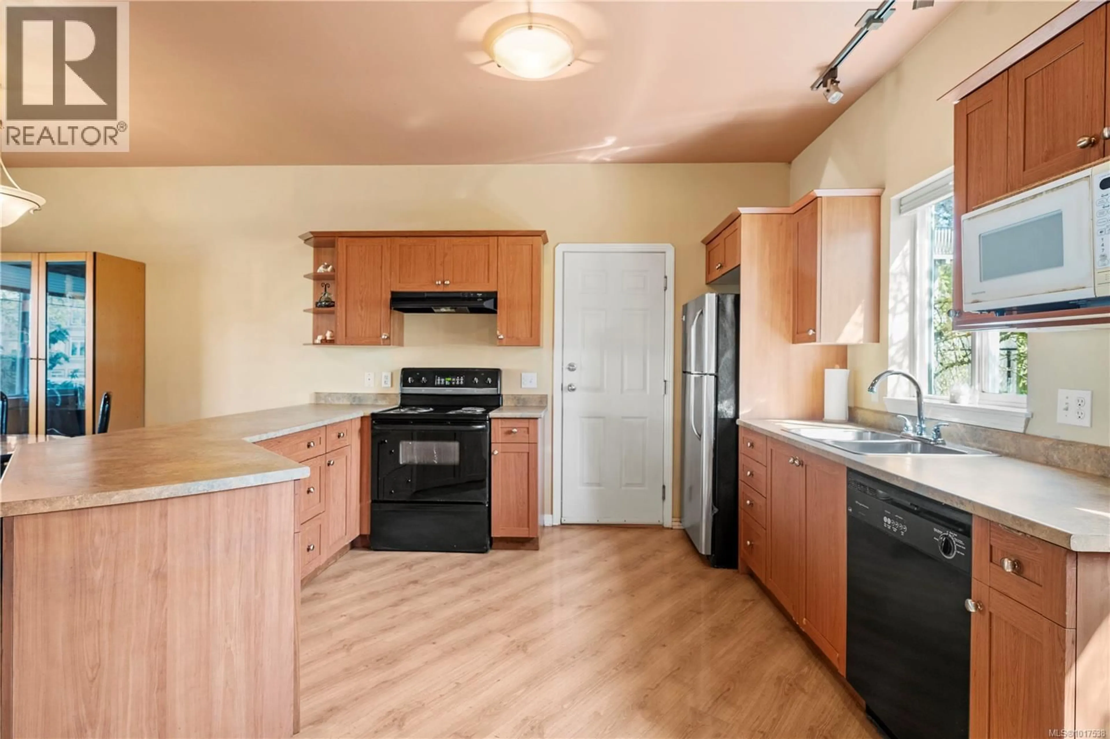 Standard kitchen, unknown for 2901 HARRIET ROAD, Victoria British Columbia V8T4N4