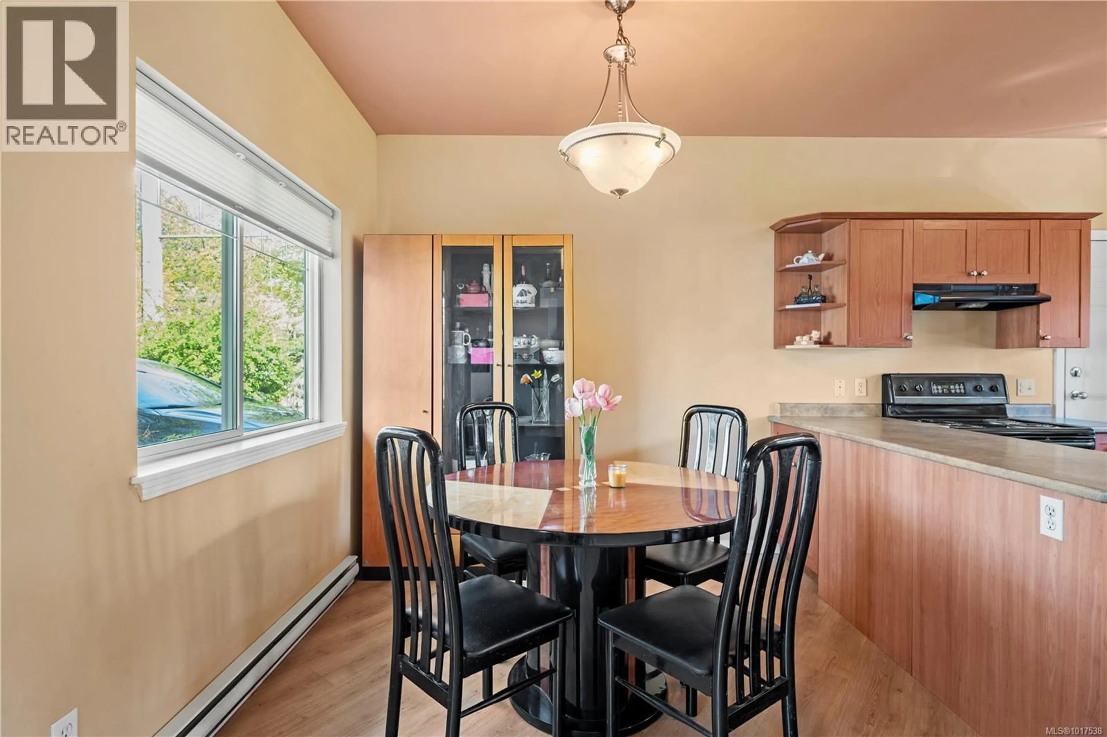 Dining room, wood/laminate floor for 2901 HARRIET ROAD, Victoria British Columbia V8T4N4