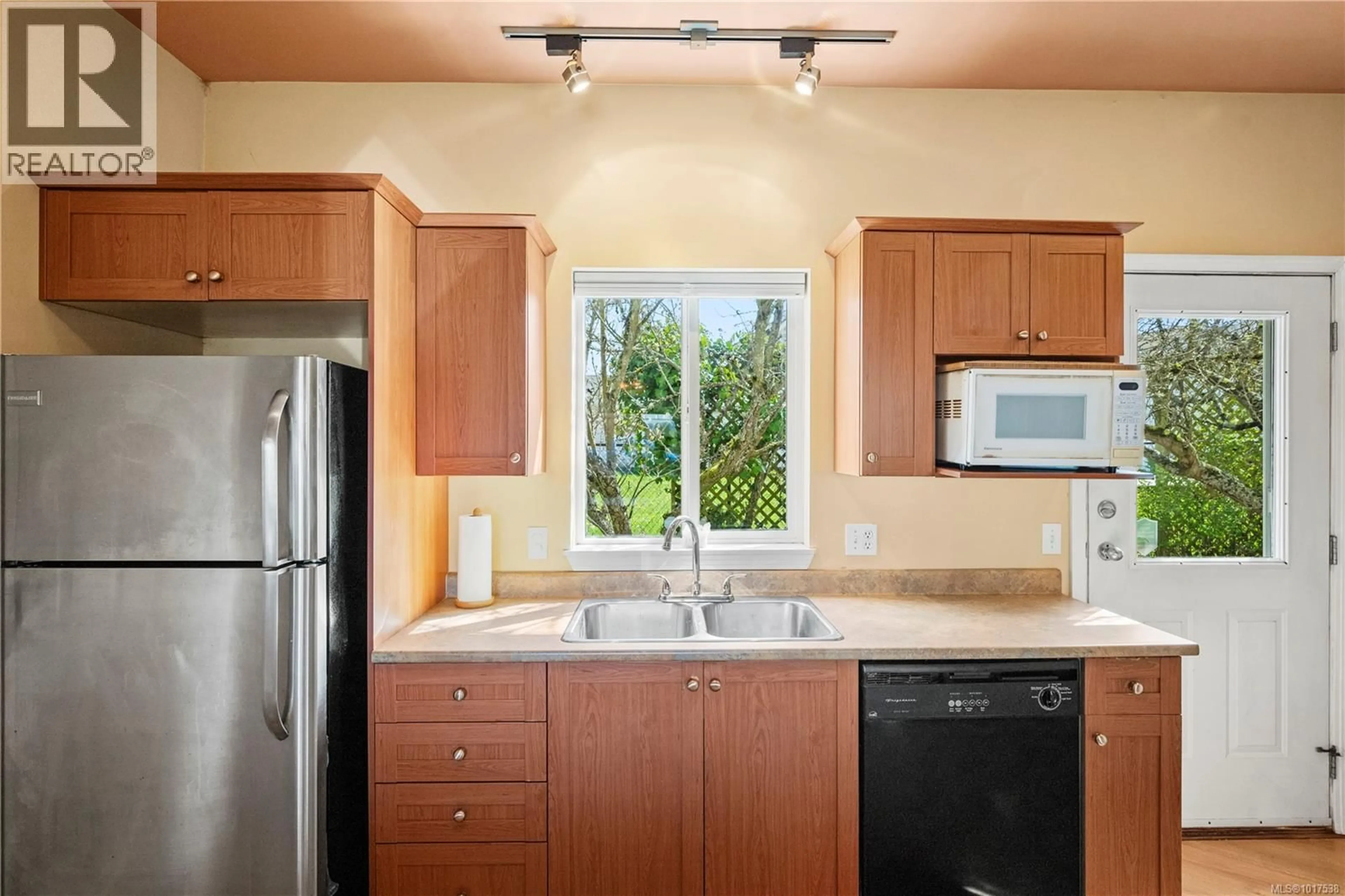 Standard kitchen, ceramic/tile floor for 2901 HARRIET ROAD, Victoria British Columbia V8T4N4