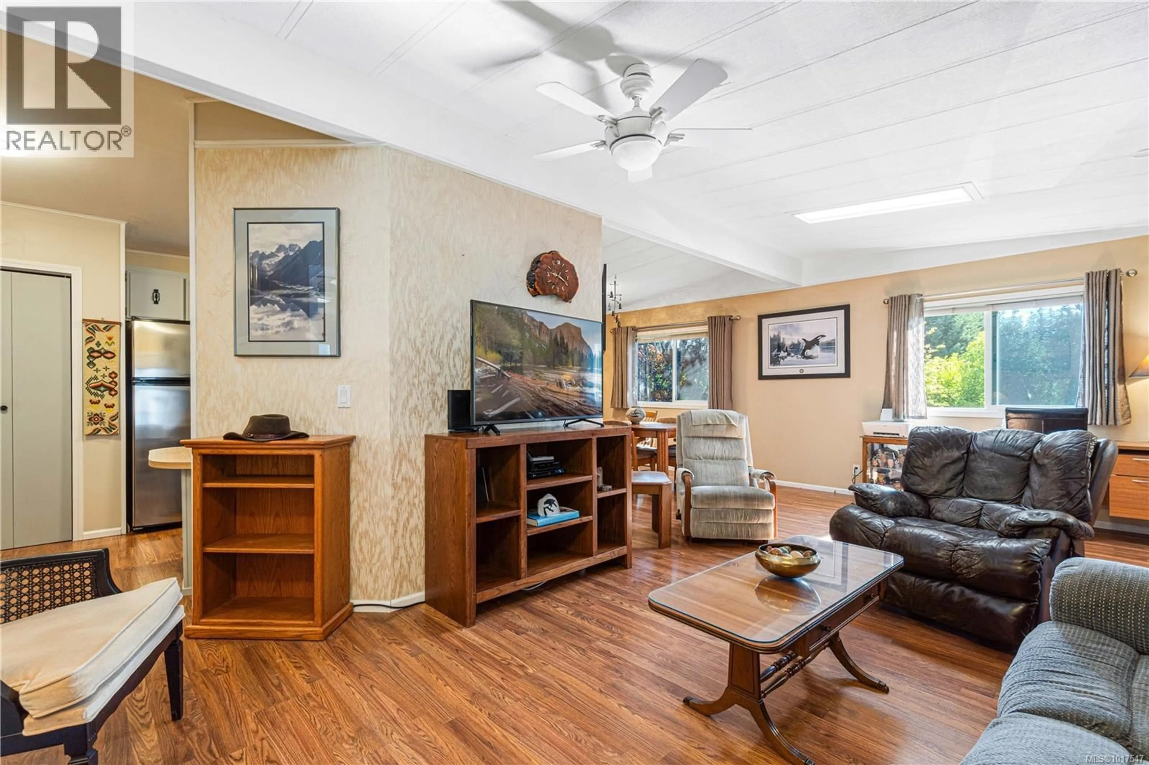 Living room with furniture, wood/laminate floor for 40 - 2501 LABIEUX ROAD, Nanaimo British Columbia V9T5A6