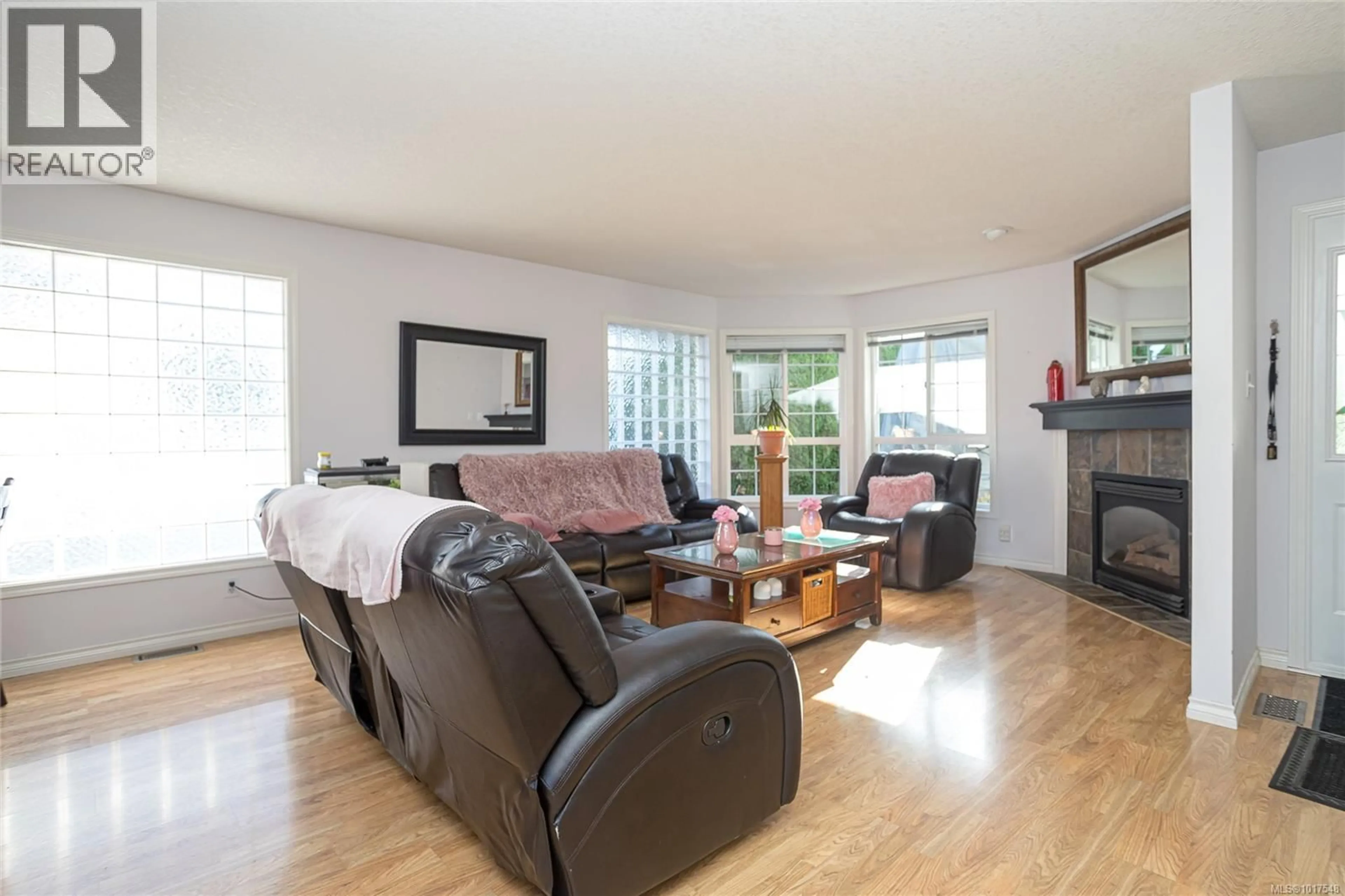 Living room with furniture, wood/laminate floor for 5667 CARRINGTON ROAD, Nanaimo British Columbia V9T6C3