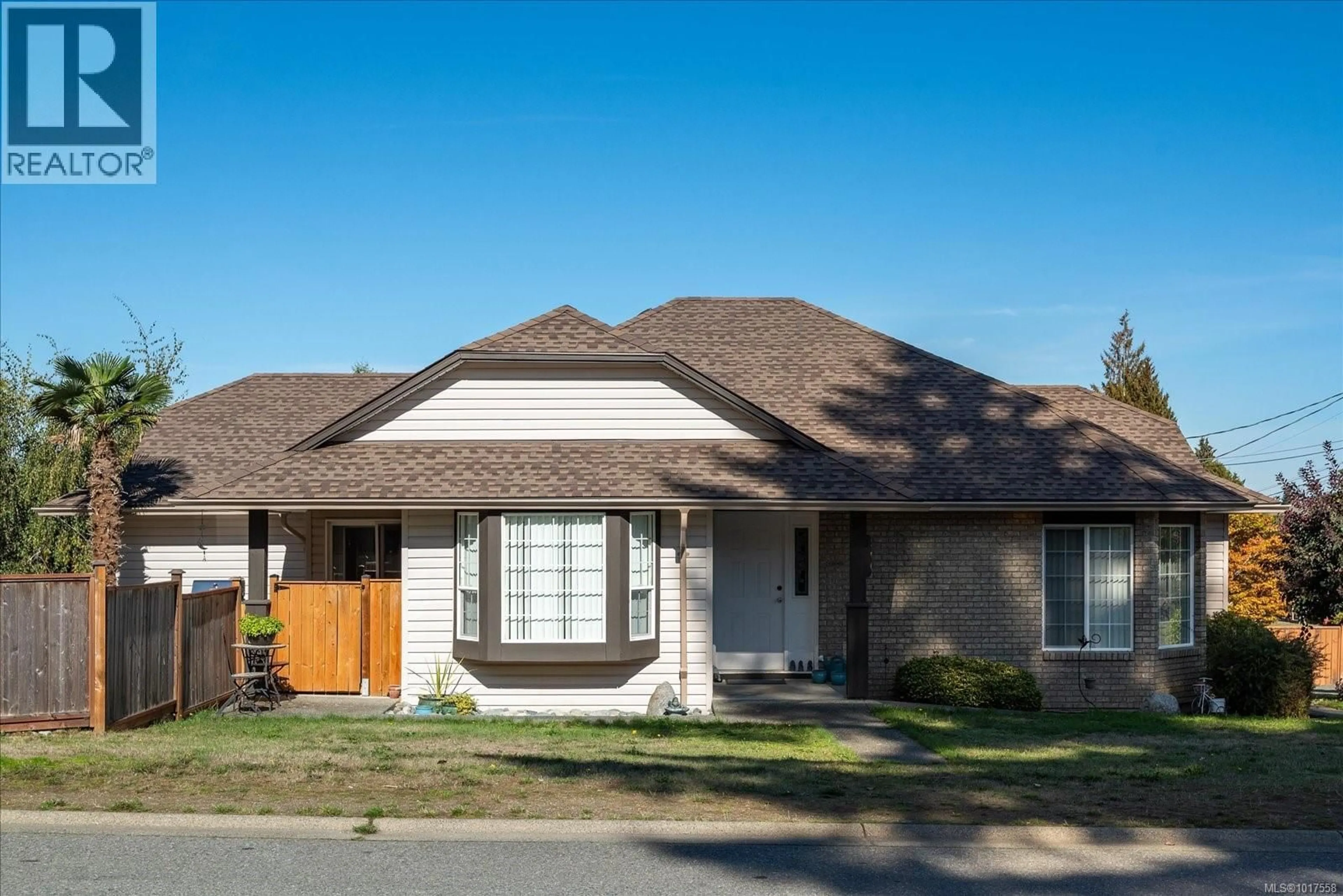 Home with vinyl exterior material, street for 800 COLONIA DRIVE, Ladysmith British Columbia V9G1N2