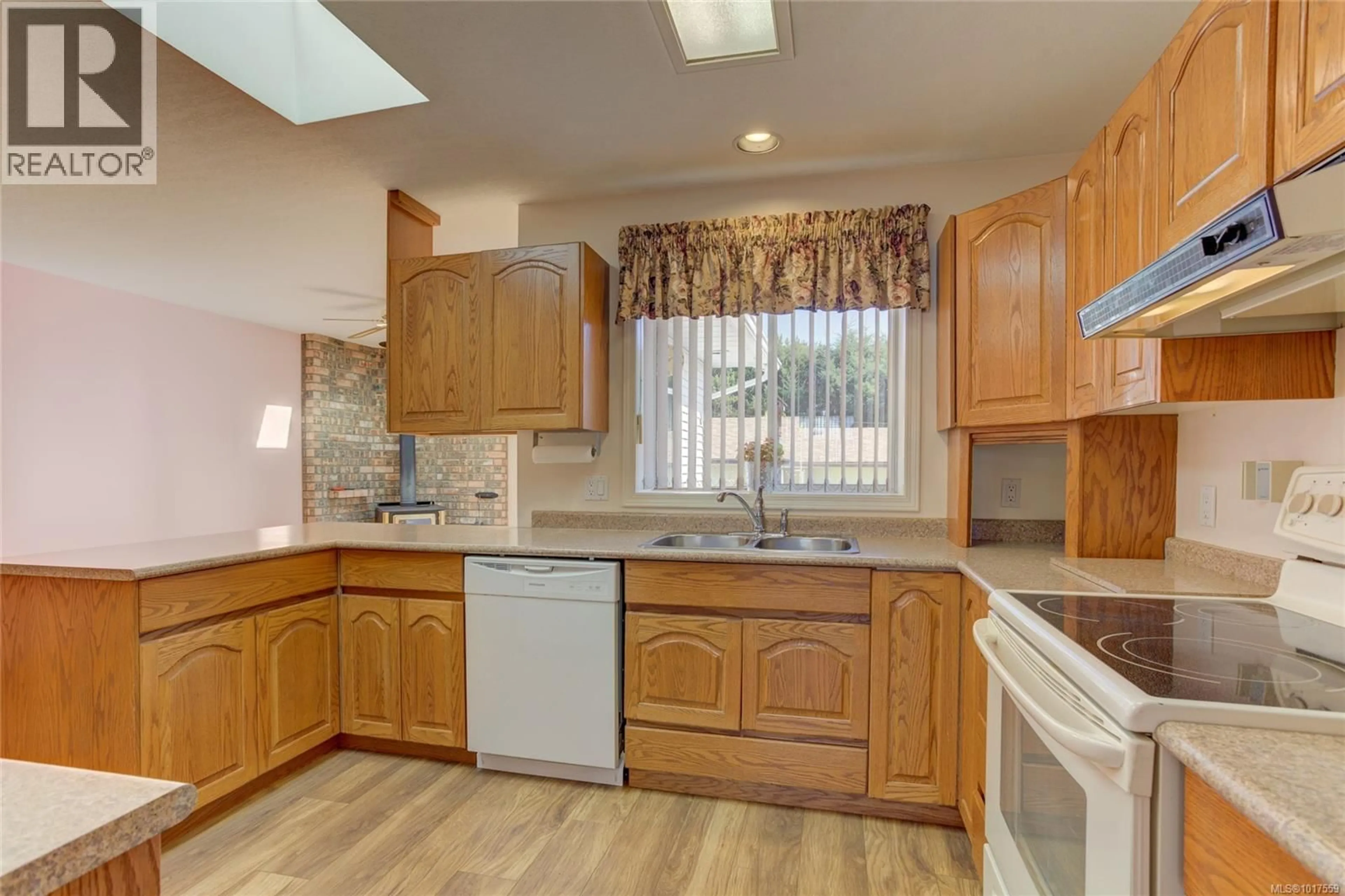Standard kitchen, ceramic/tile floor for 3314 AUCHINACHIE ROAD, Duncan British Columbia V9L3Z9