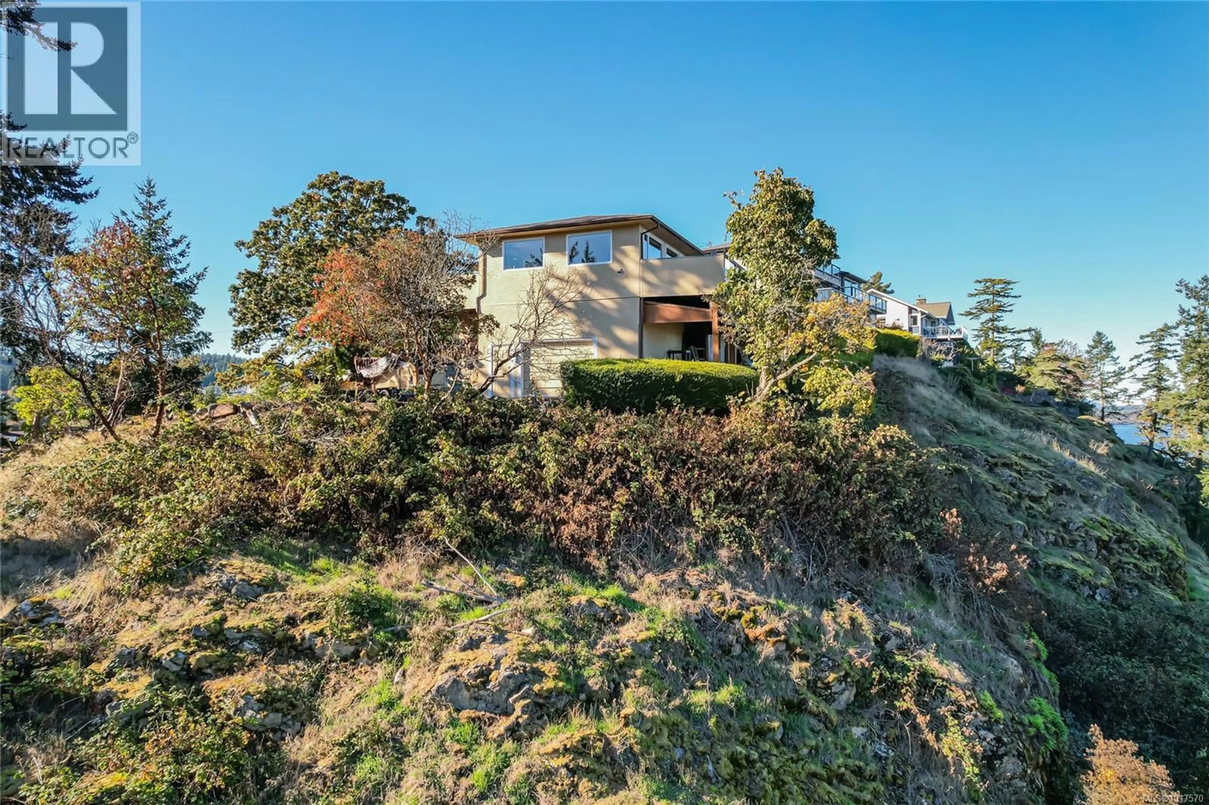 A pic from outside/outdoor area/front of a property/back of a property/a pic from drone, unknown for 4727 TREETOP HEIGHTS, Saanich British Columbia V8Y1E3