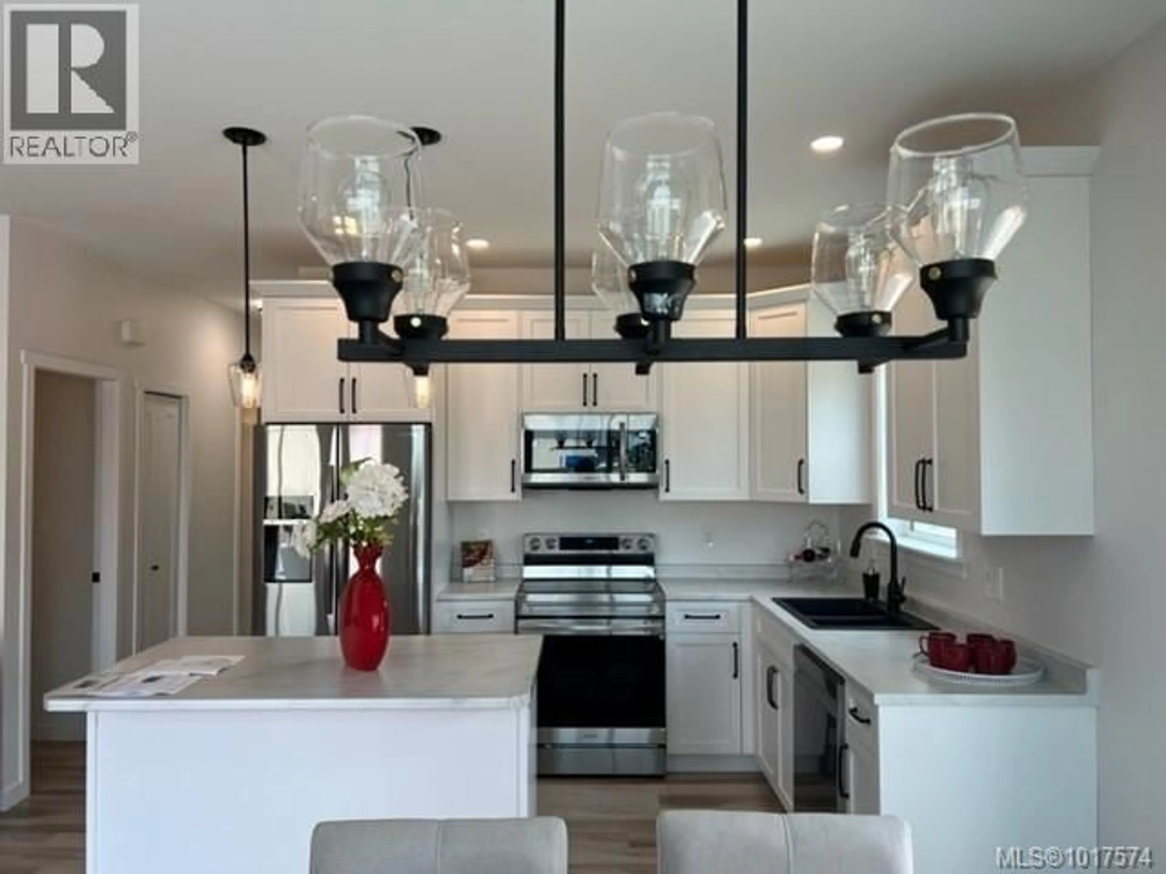 Contemporary kitchen, ceramic/tile floor for A - 1025 9TH AVENUE, Campbell River British Columbia V9W4A8
