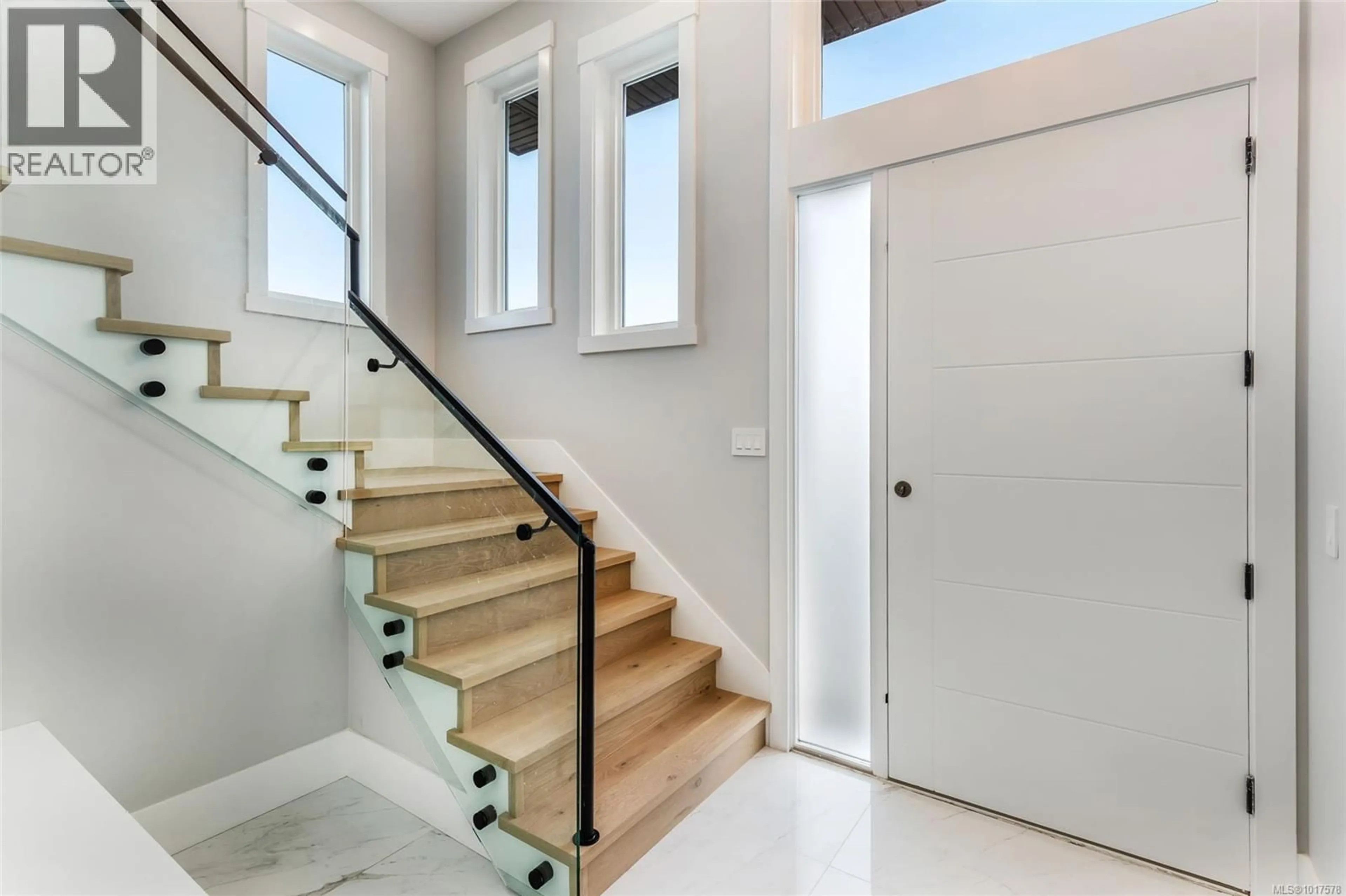 Stairs for 3865 GULFVIEW DRIVE, Nanaimo British Columbia V9T6E2