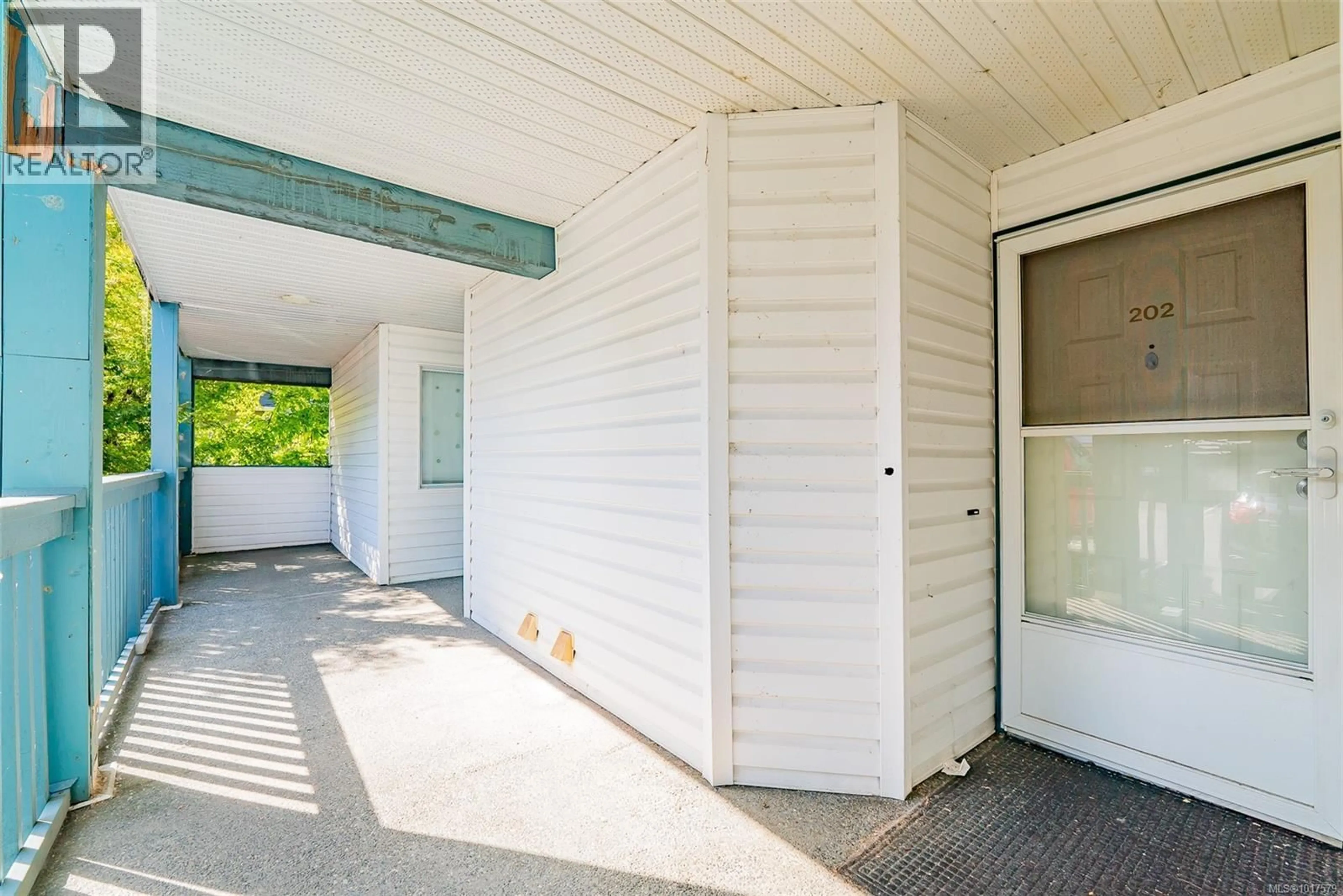 Indoor foyer for 202 - 3089 BARONS ROAD, Nanaimo British Columbia V9T3Y6