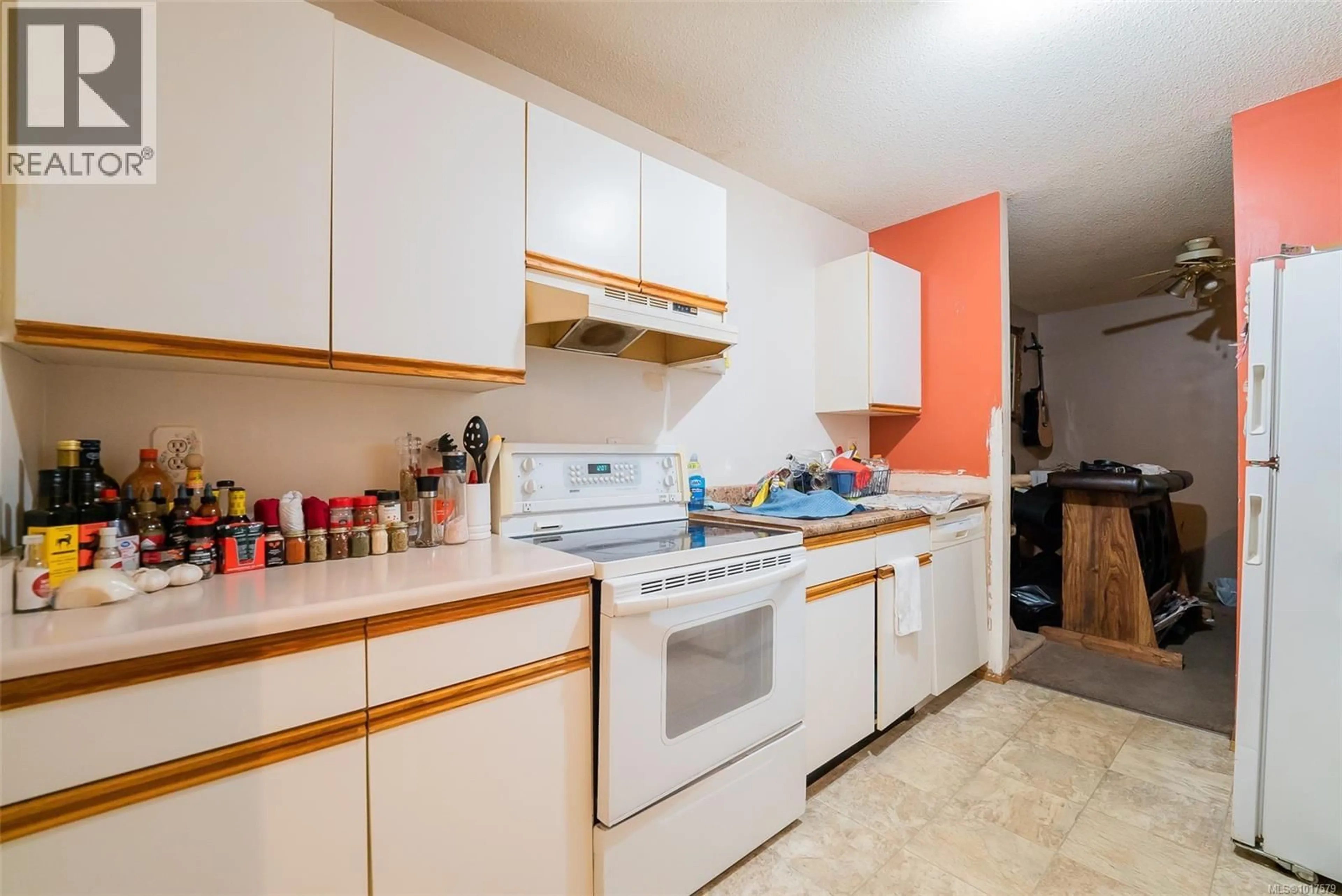 Standard kitchen, unknown for 202 - 3089 BARONS ROAD, Nanaimo British Columbia V9T3Y6