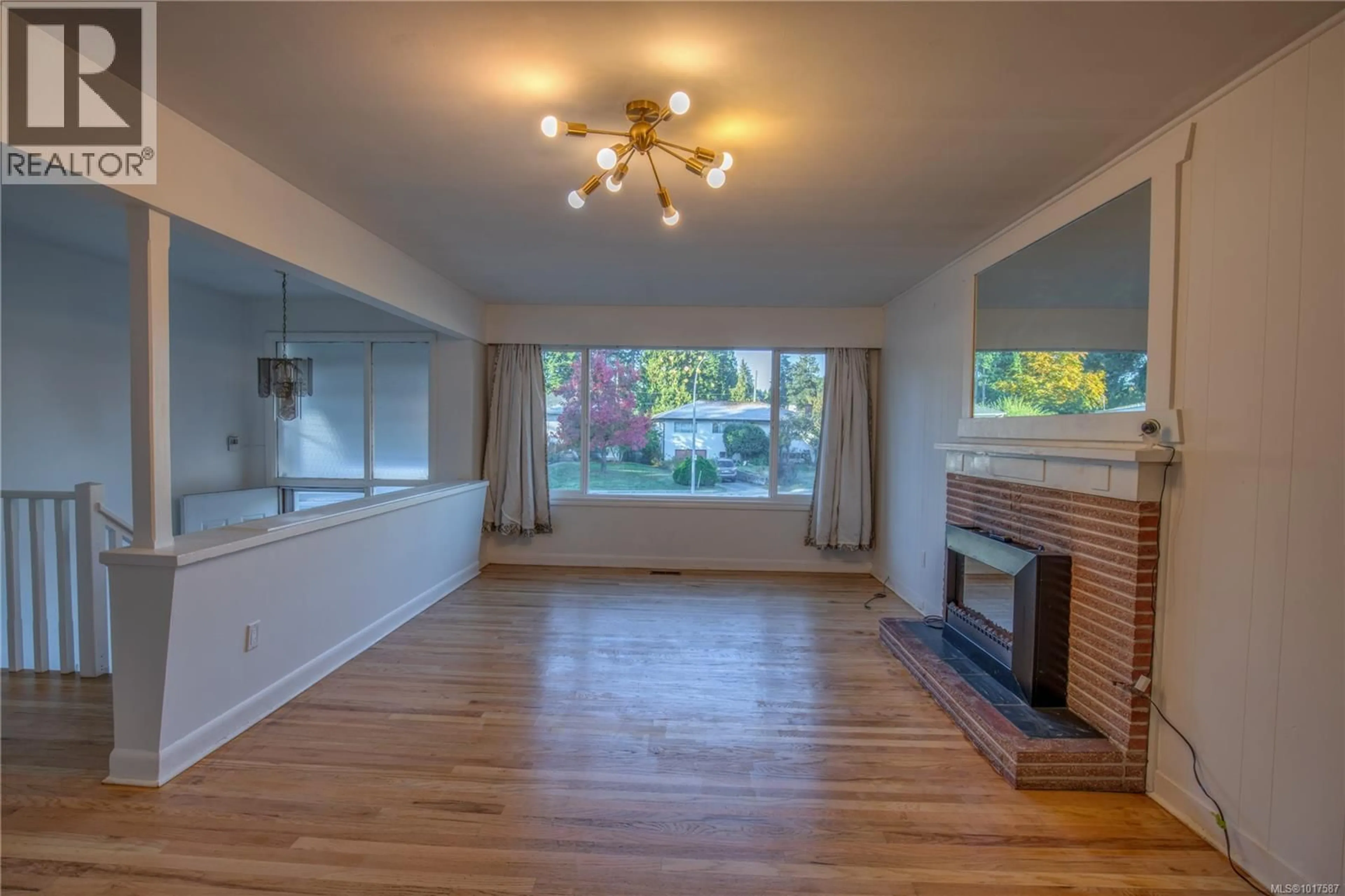 Living room with furniture, wood/laminate floor for 770 GOVERNMENT STREET, Duncan British Columbia V9L1B2