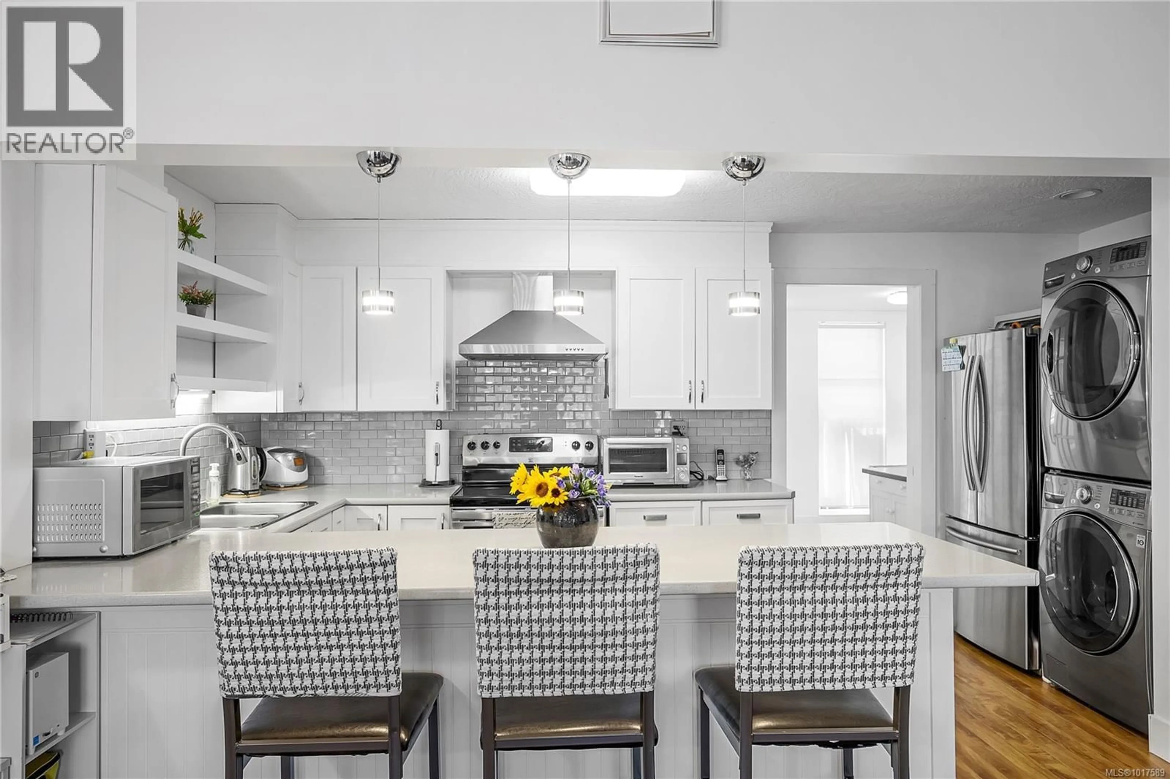 Contemporary kitchen, ceramic/tile floor for 240 VIEW STREET, Nanaimo British Columbia V9R4N7