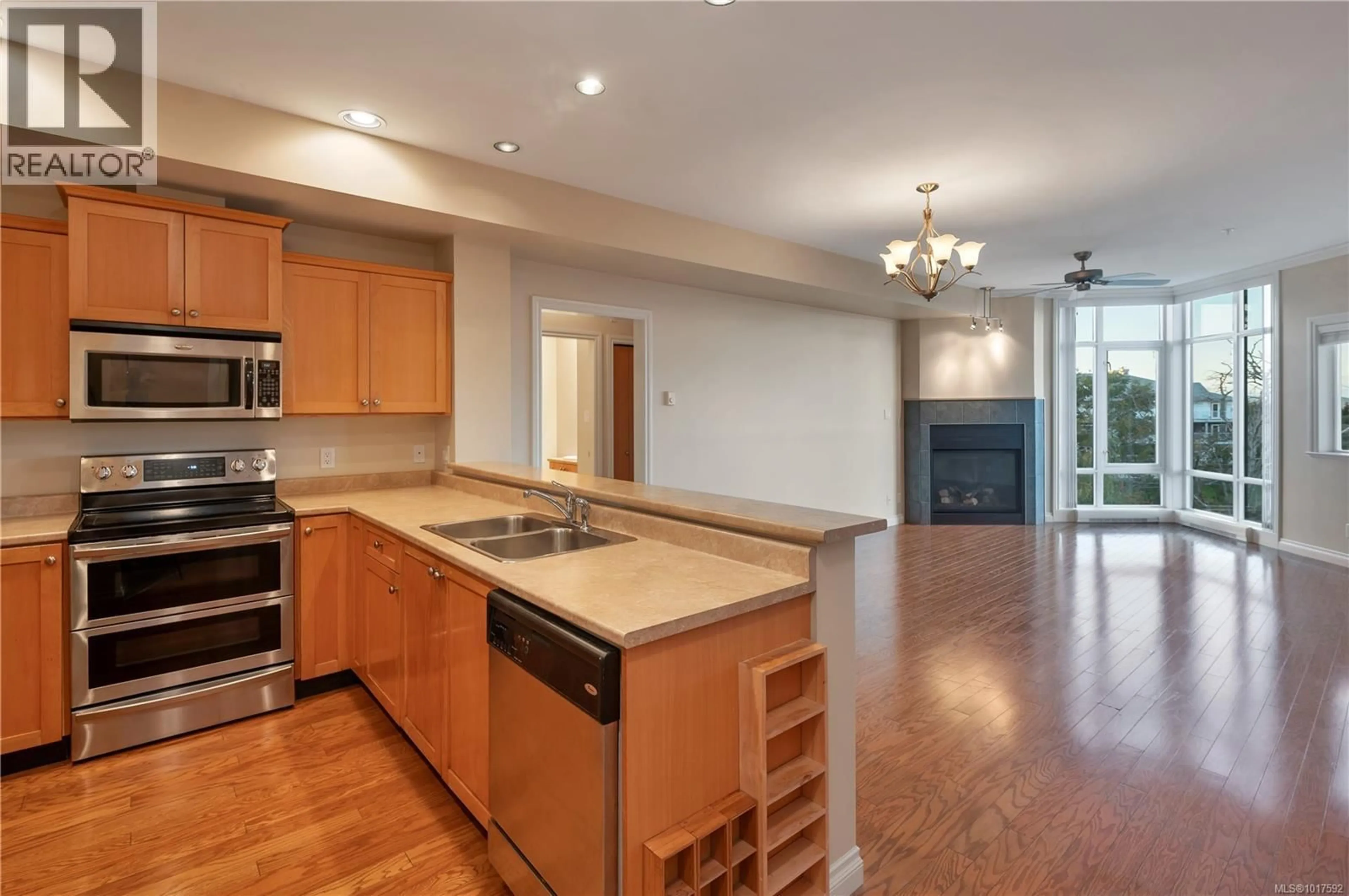 Open concept kitchen, unknown for 304 - 2676 ISLAND HIGHWAY SOUTH, Campbell River British Columbia V9W1C7