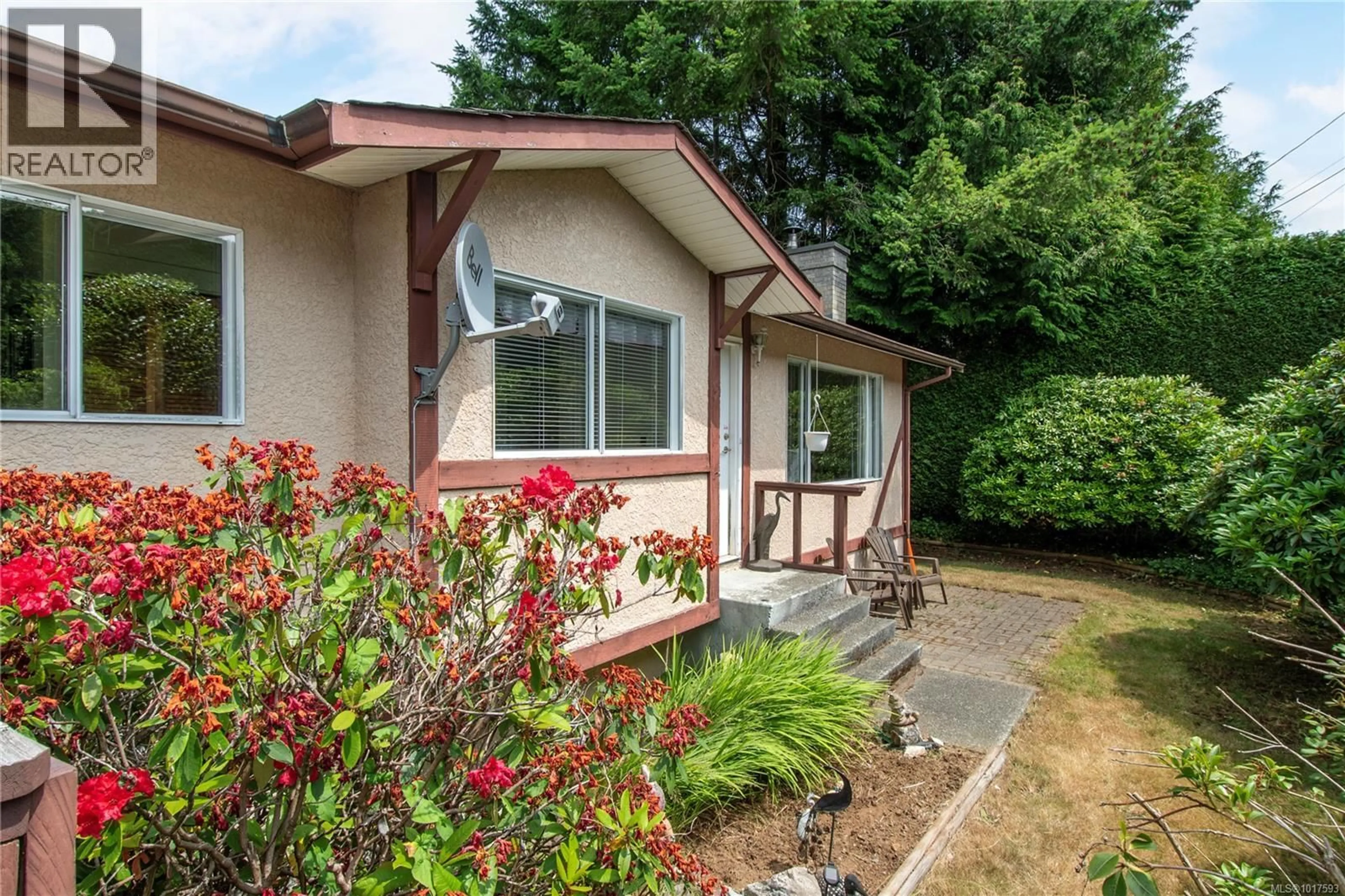 Home with vinyl exterior material, street for 880 PINECREST ROAD, Campbell River British Columbia V9W3P3