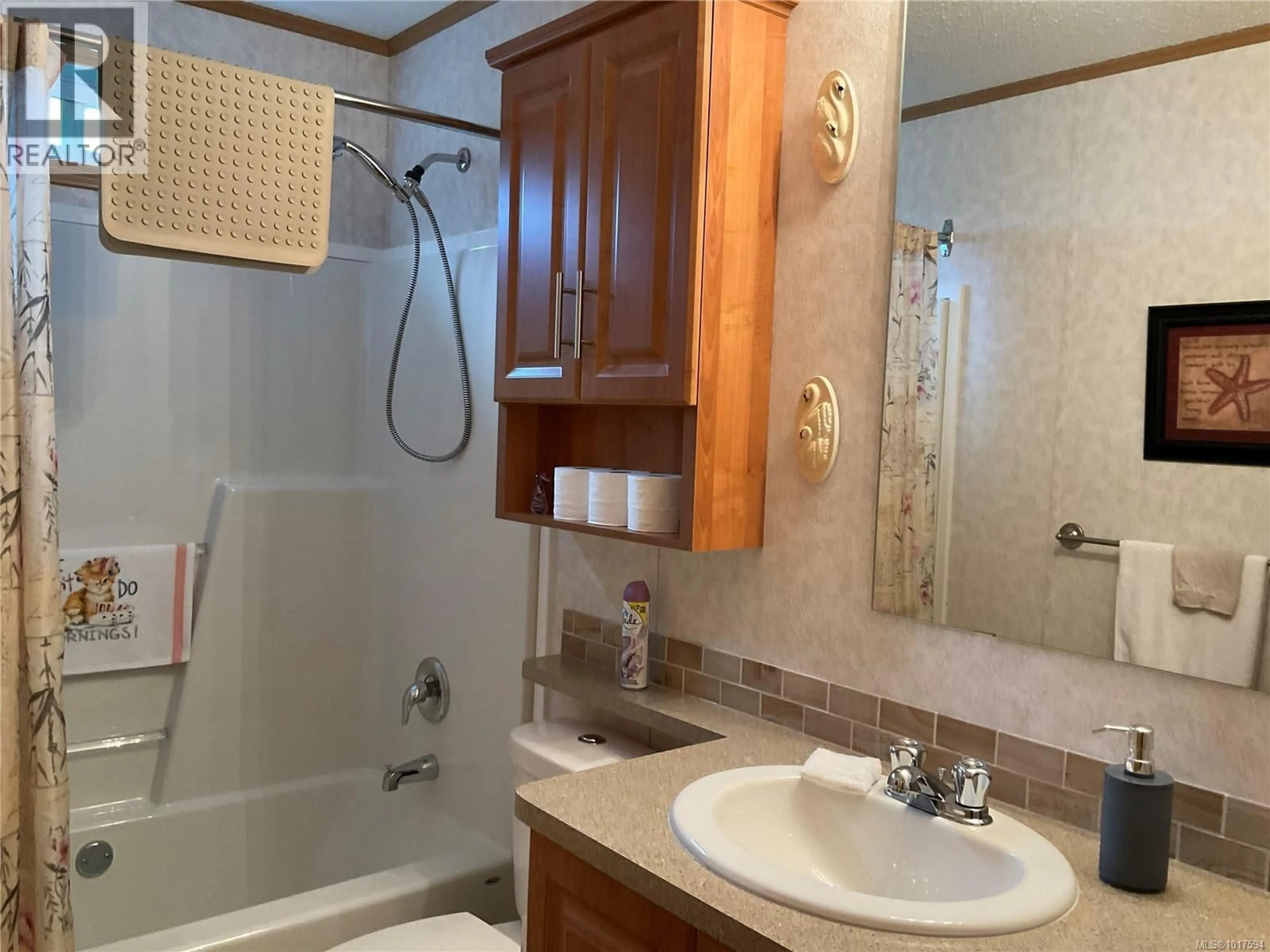 Standard bathroom, ceramic/tile floor for 3 - 1074 OLD VICTORIA ROAD, Nanaimo British Columbia V9R6L7