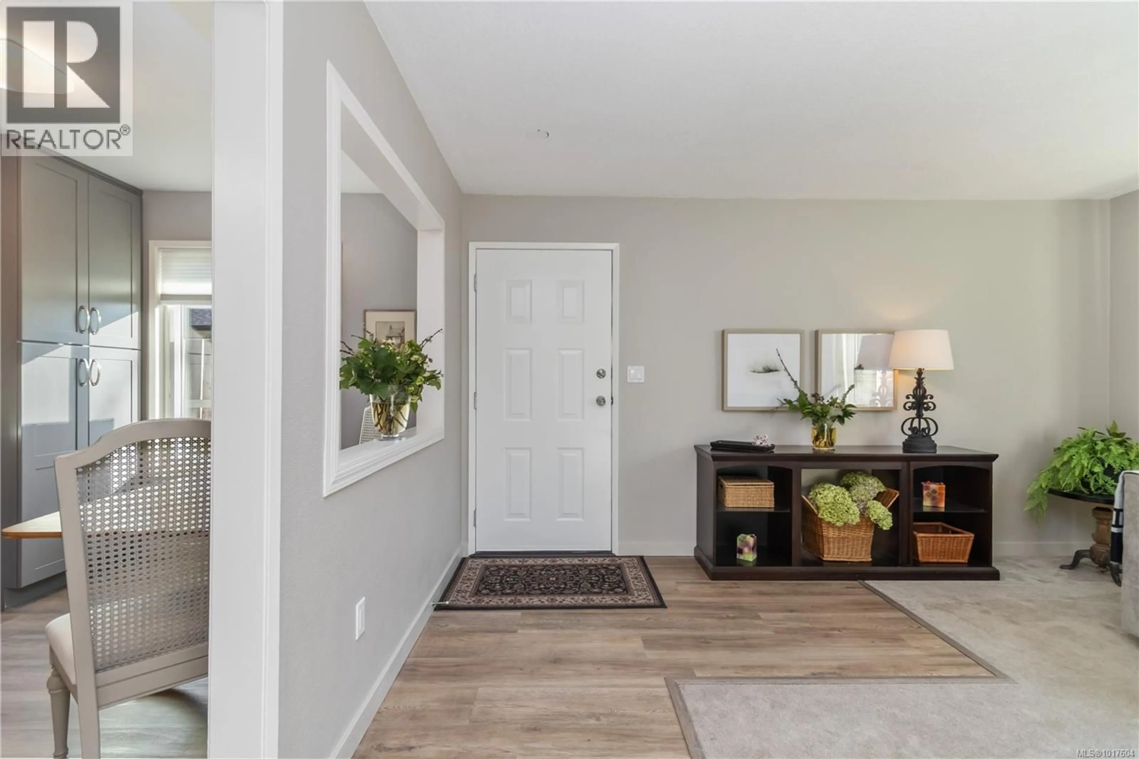 Indoor entryway for 2 - 2034 WEILER AVENUE, Sidney British Columbia V8L1R4