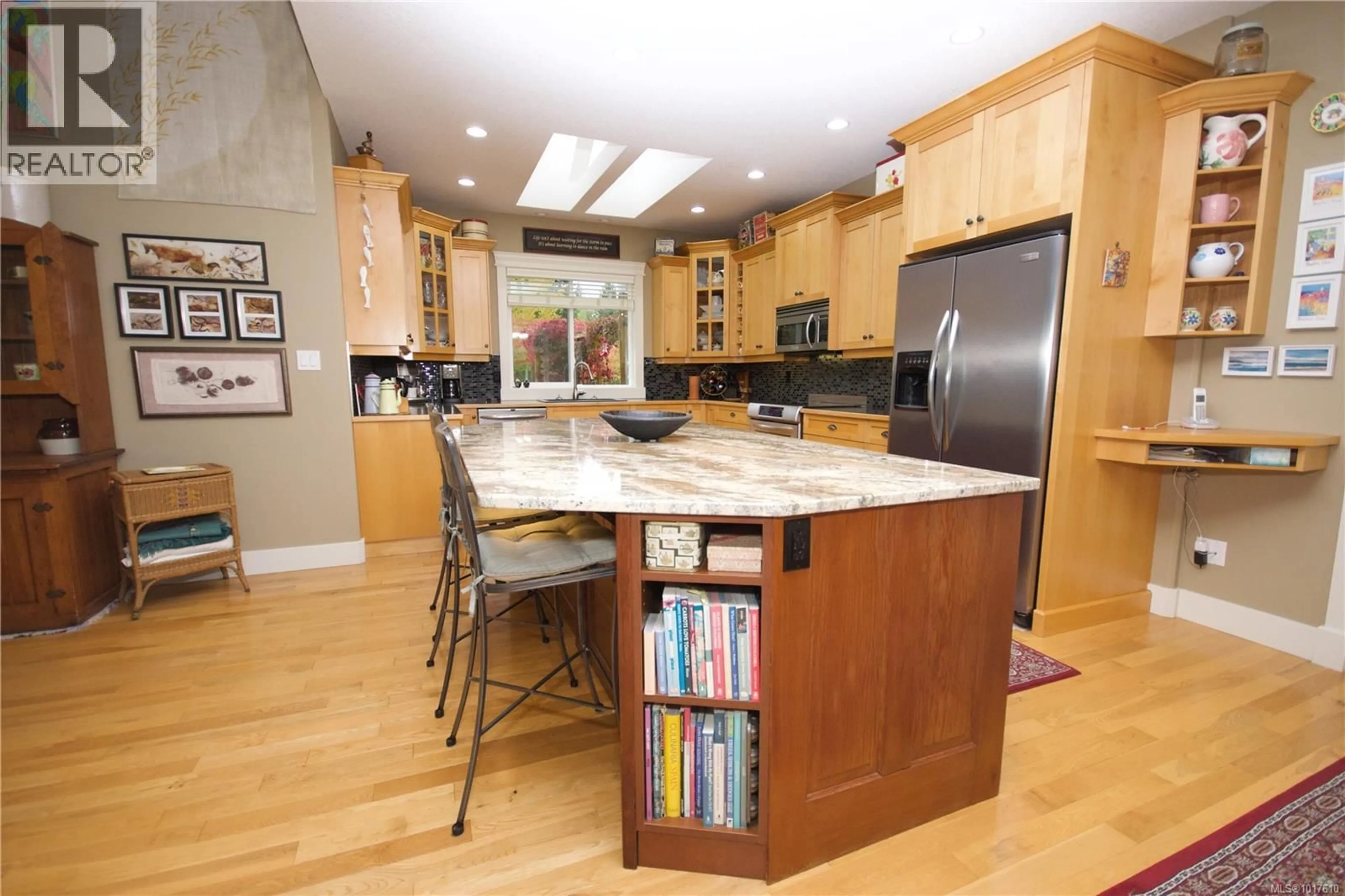 Contemporary kitchen, unknown for 2040 SUN KING ROAD, Coombs British Columbia V0R1M0