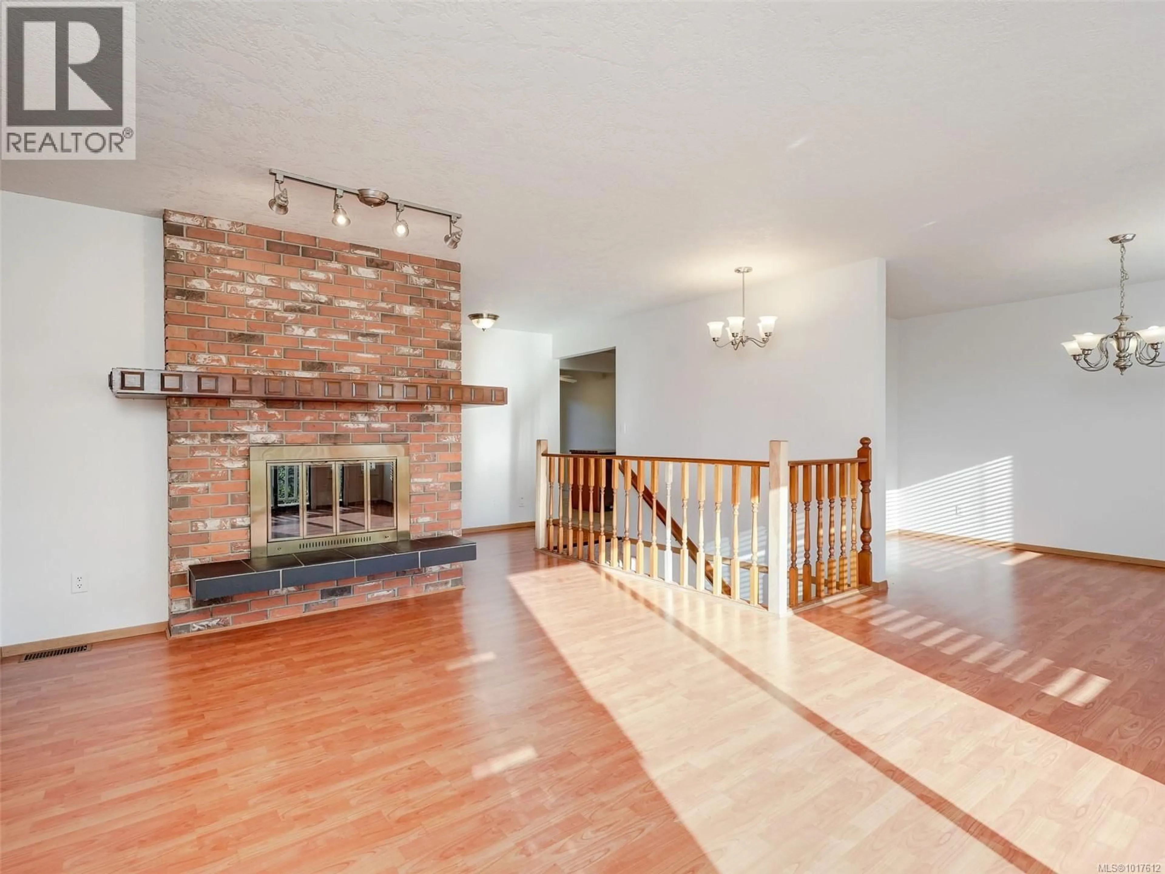 Indoor foyer for 4332 LAYRITZ AVENUE, Saanich British Columbia V8Z7C5
