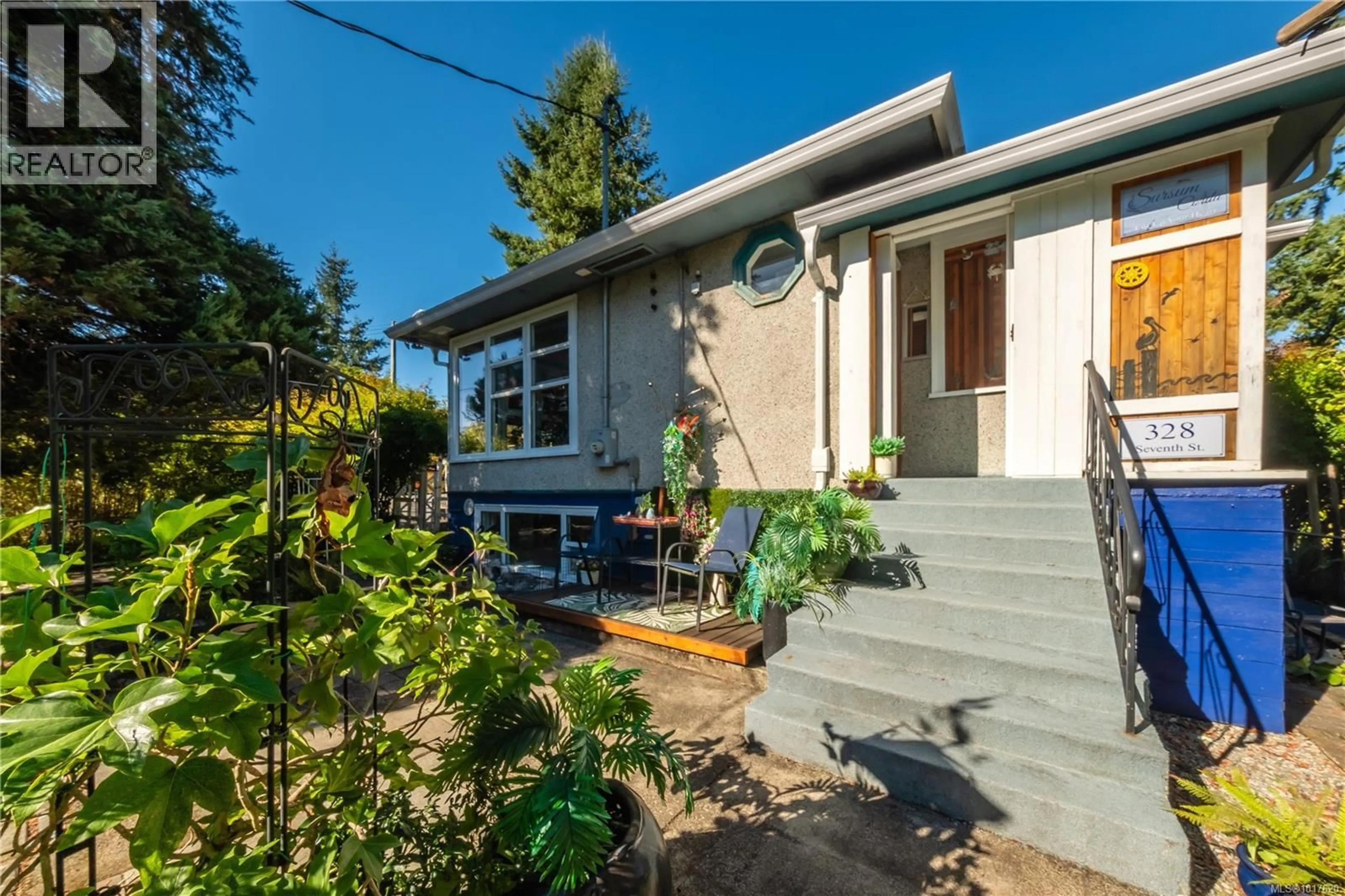 Home with vinyl exterior material, street for 328 SEVENTH STREET, Nanaimo British Columbia V9R1E2